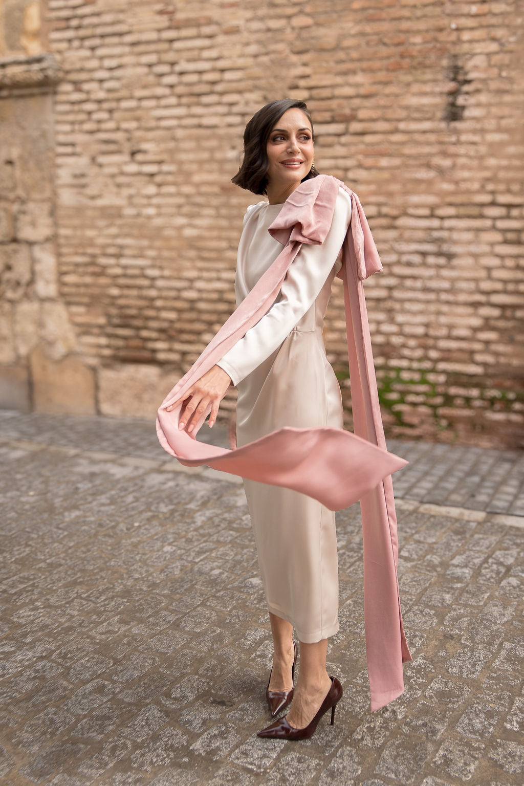 Vestido Alberta: Diseño Midi con Maxi Lazada al Hombro ideal para Mamá de Comunión o Novia Civil.