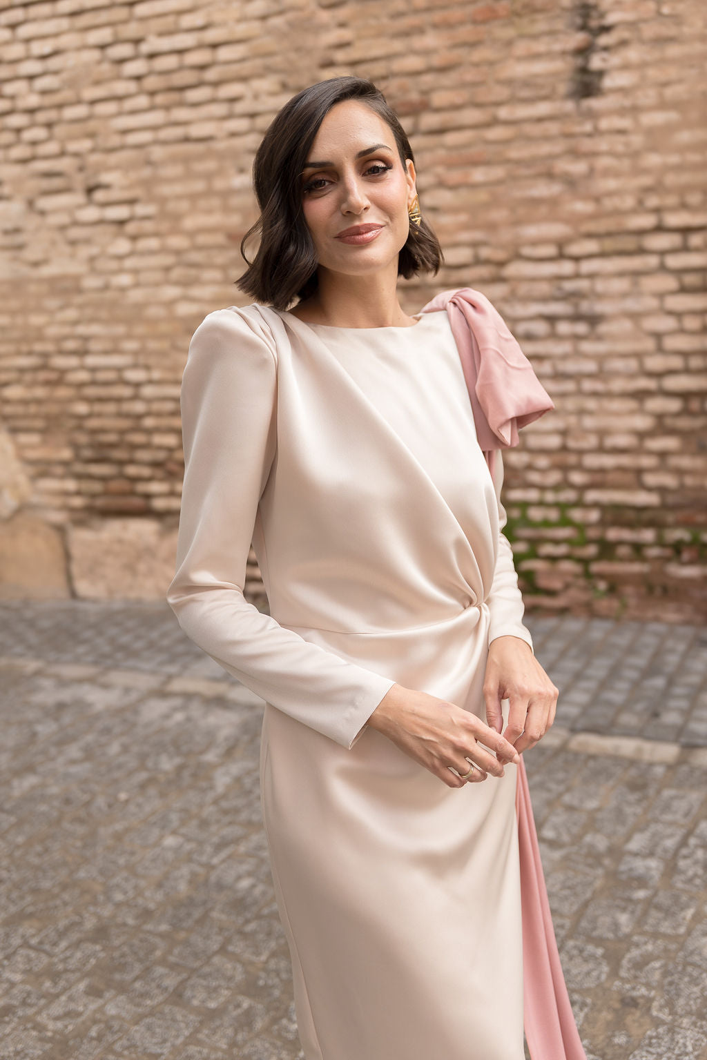 Vestido Alberta: Diseño Midi con Maxi Lazada al Hombro ideal para Mamá de Comunión o Novia Civil.