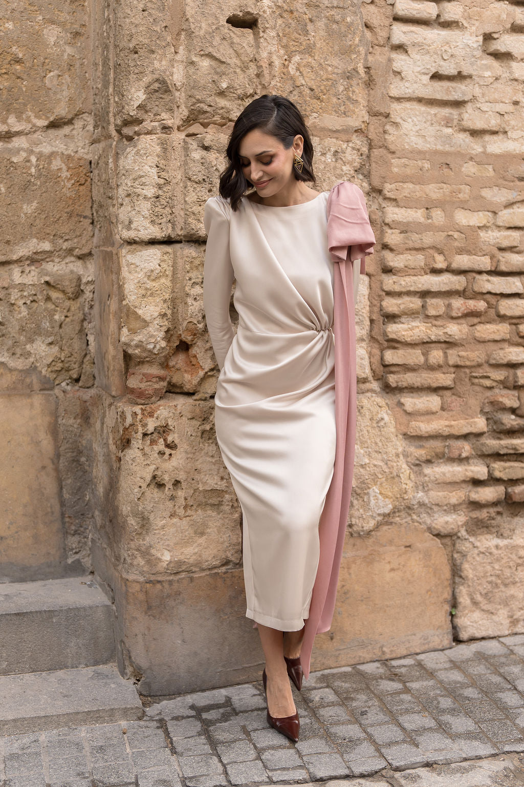 Vestido Alberta: Diseño Midi con Maxi Lazada al Hombro ideal para Mamá de Comunión o Novia Civil.