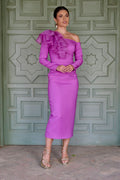 Vestido Taifa: Elegancia Con Volante y Hombro Semidescubierto