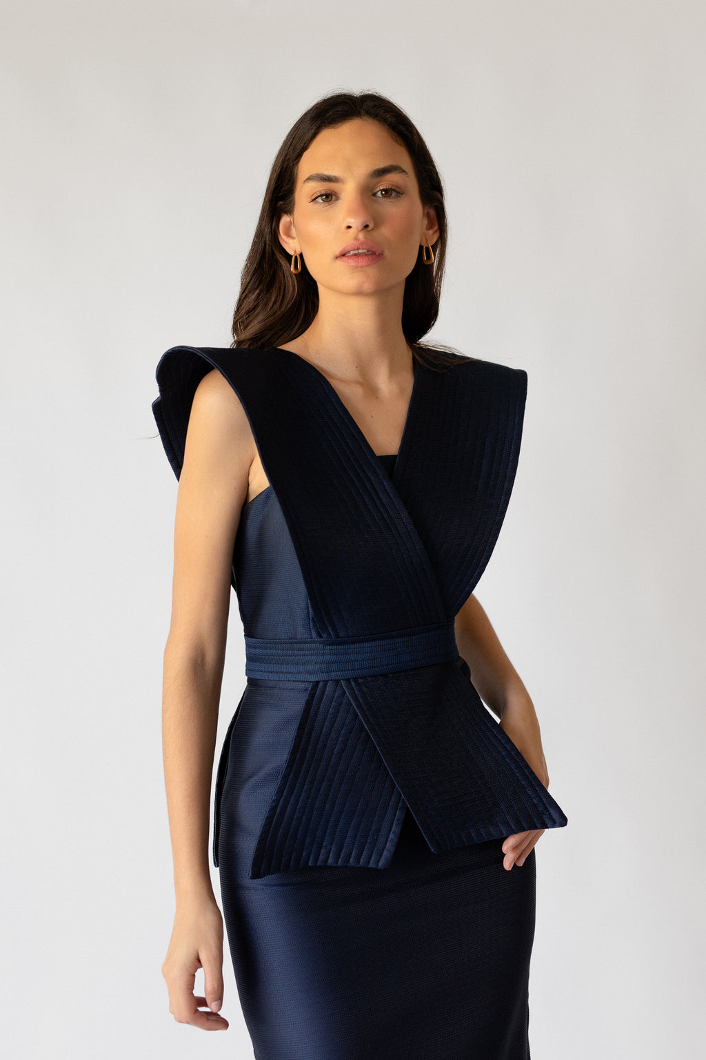 Vestido Eugenia: Diseño Midi En Mikado ideal para Lucir como Invitada en Ocasión Especial.