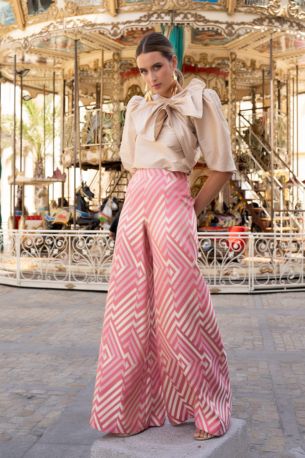 Conjunto Nahia: Dos Piezas con Detalle de Lazo en Top y Pantalón de Tiro Alto para invitada en Eventos Especiales