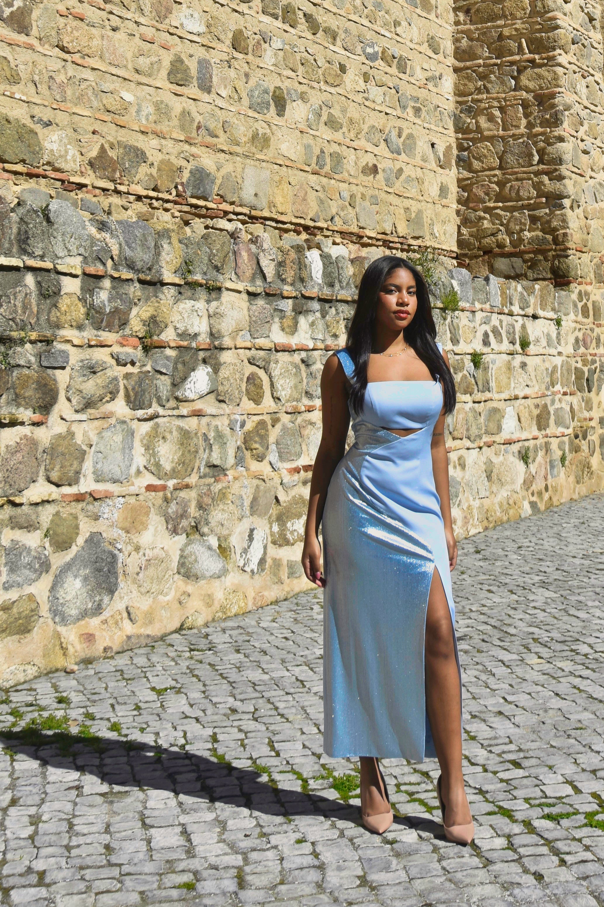 Vestido Blue: Corte Midi y Semi Cut Out Ideal para Destacar en Cualquier Evento.