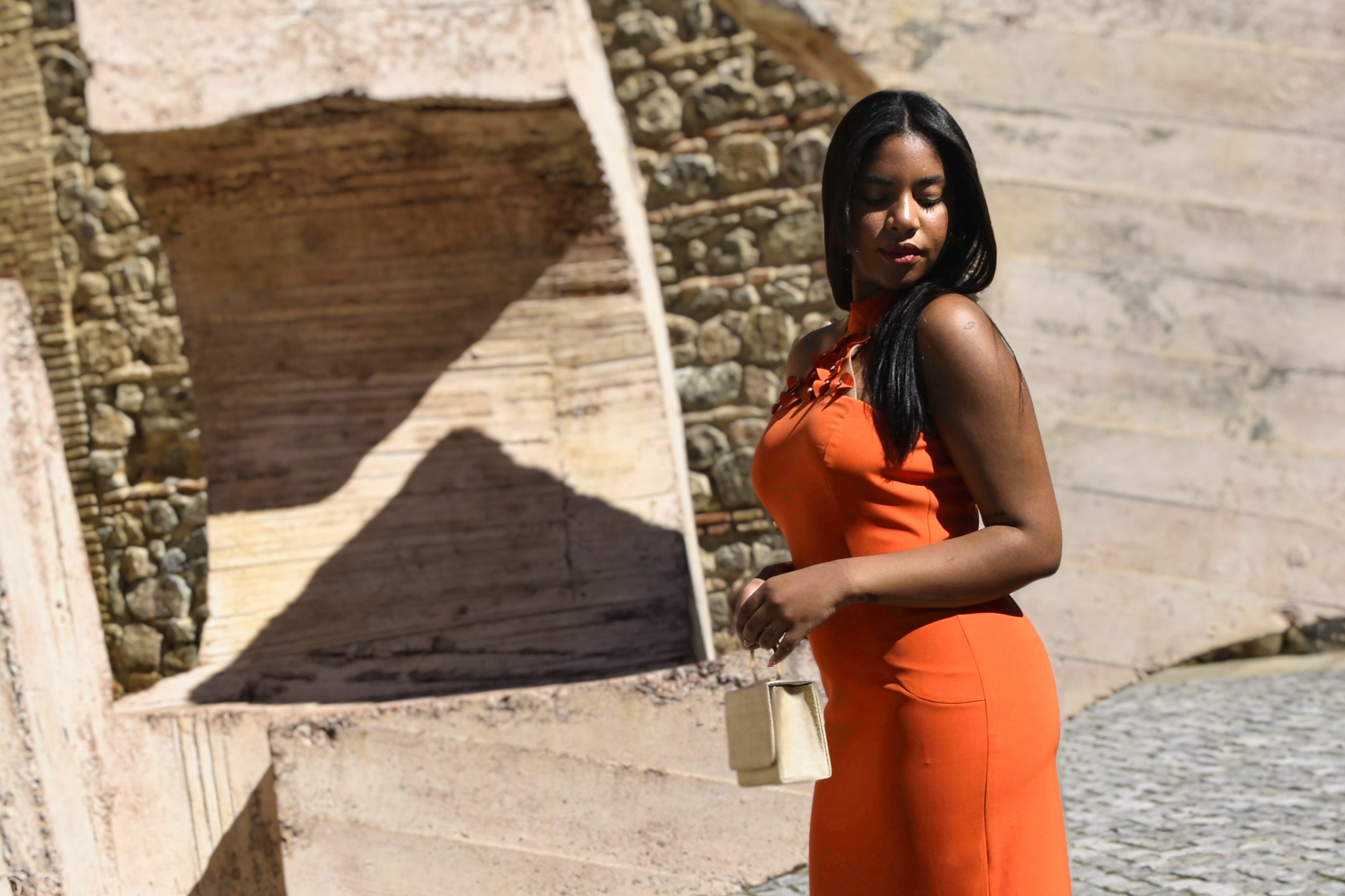 Vestido Orange: Detalles De Flores Que Aportan Elegancia