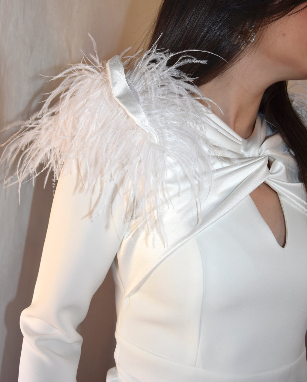 Vestido Soraya: Diseño Midi En Crepe con detalle de Plumas en Hombros ideal para Mamá de Comunión y Novia Civil.