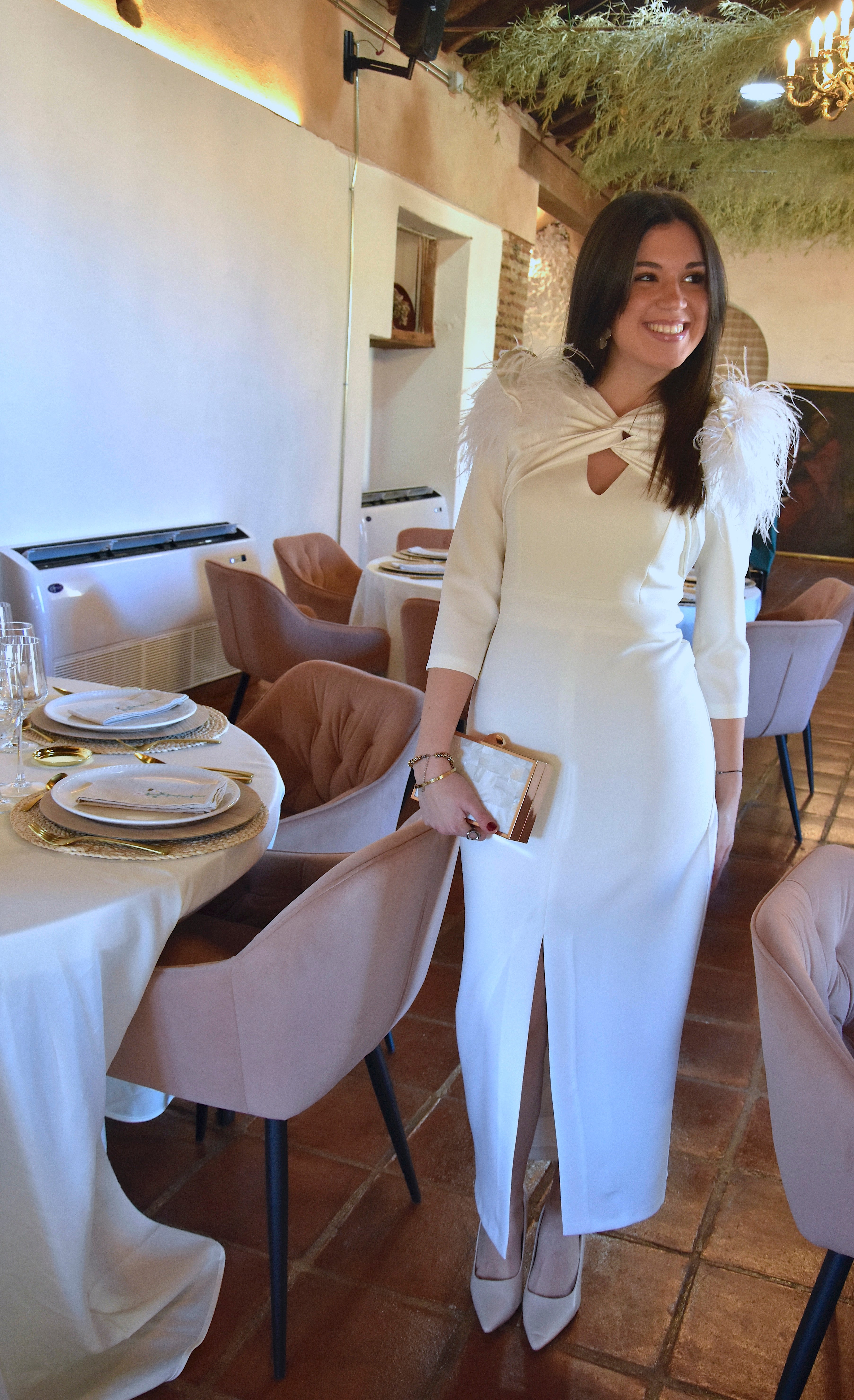 Vestido Soraya: Diseño Midi En Crepe con detalle de Plumas en Hombros ideal para Mamá de Comunión y Novia Civil.