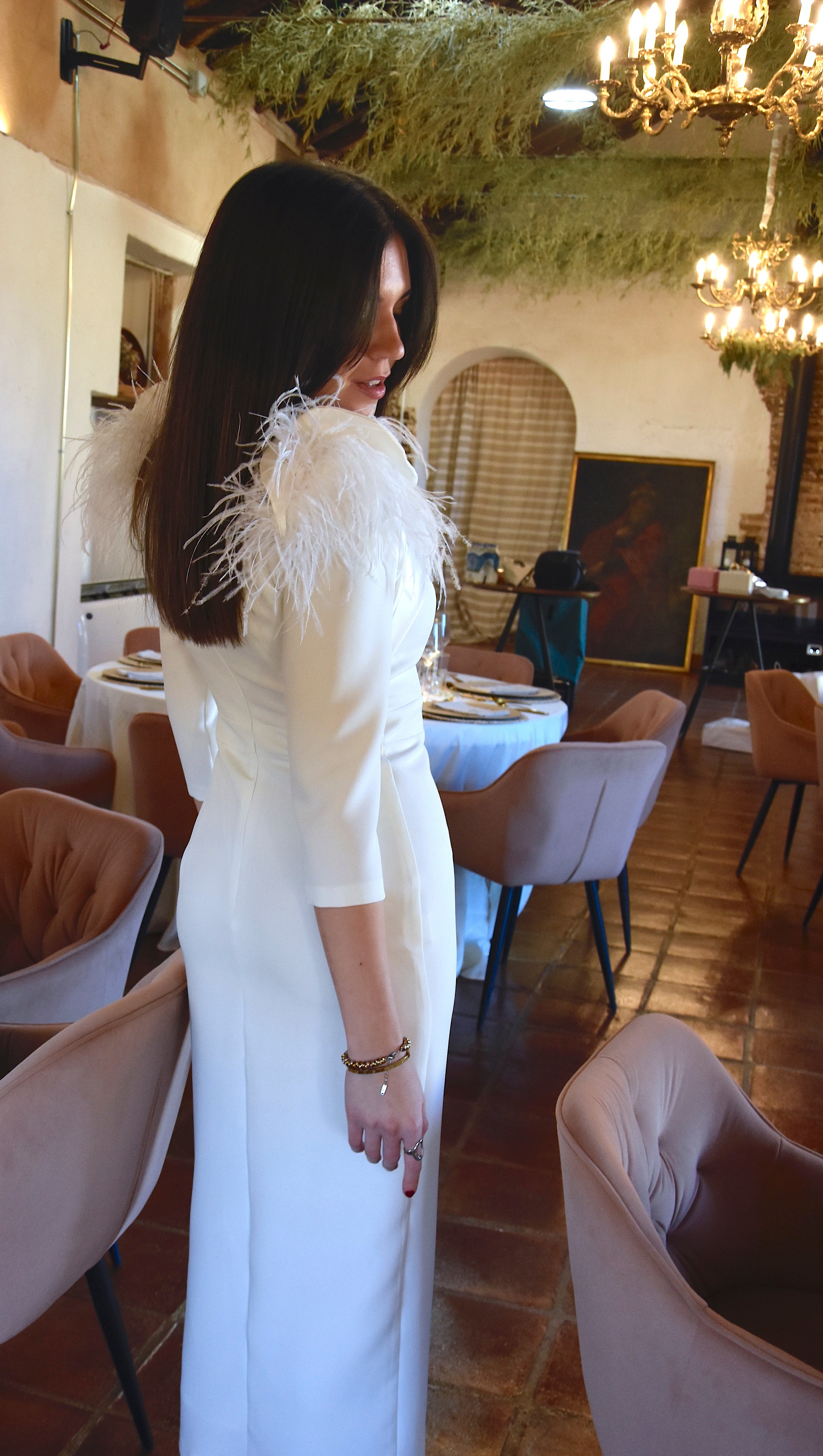 Vestido Soraya: Diseño Midi En Crepe con detalle de Plumas en Hombros ideal para Mamá de Comunión y Novia Civil.