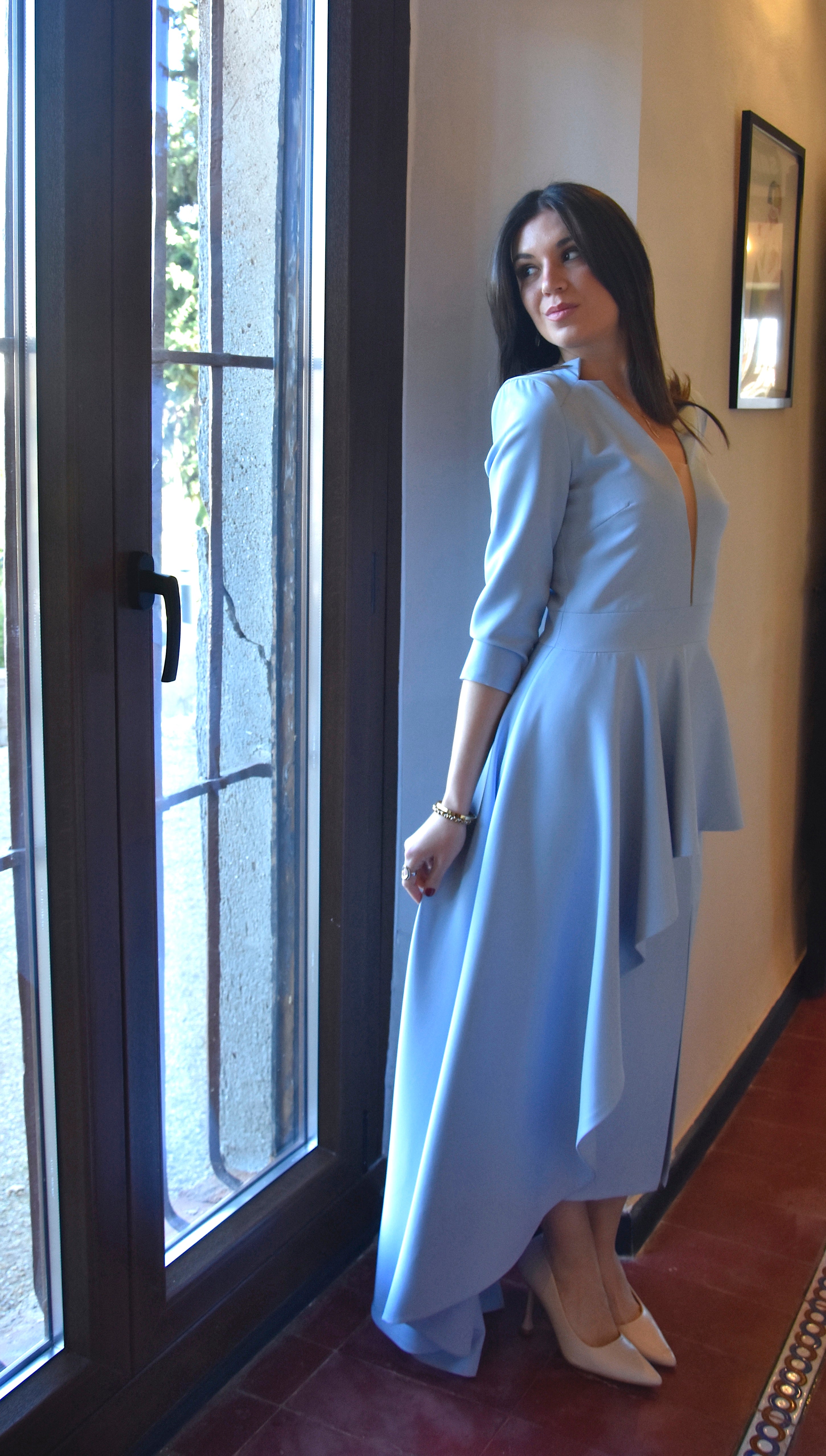 Vestido Sara: El Espectáculo del Maxi Peplum y la Cola Lateral