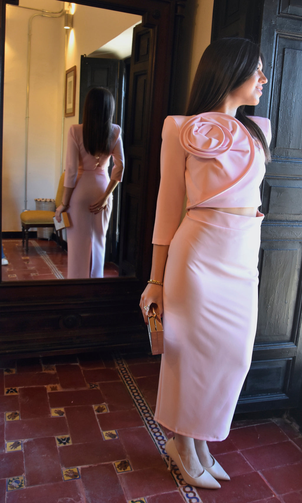 Conjunto Victoria: Dos Piezas con Flor en Hombro y Falda Midi para Mamá de Comunión e Invitada