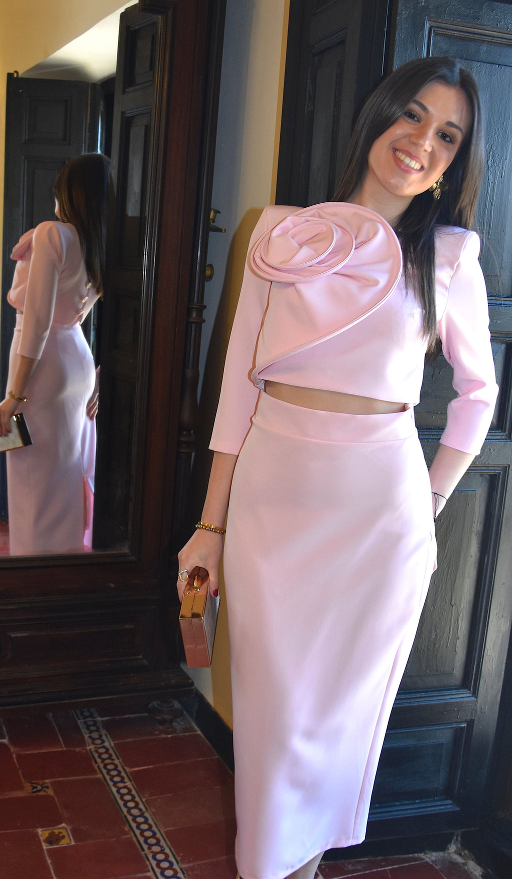 Conjunto Victoria: Dos Piezas con Flor en Hombro y Falda Midi para Mamá de Comunión e Invitada