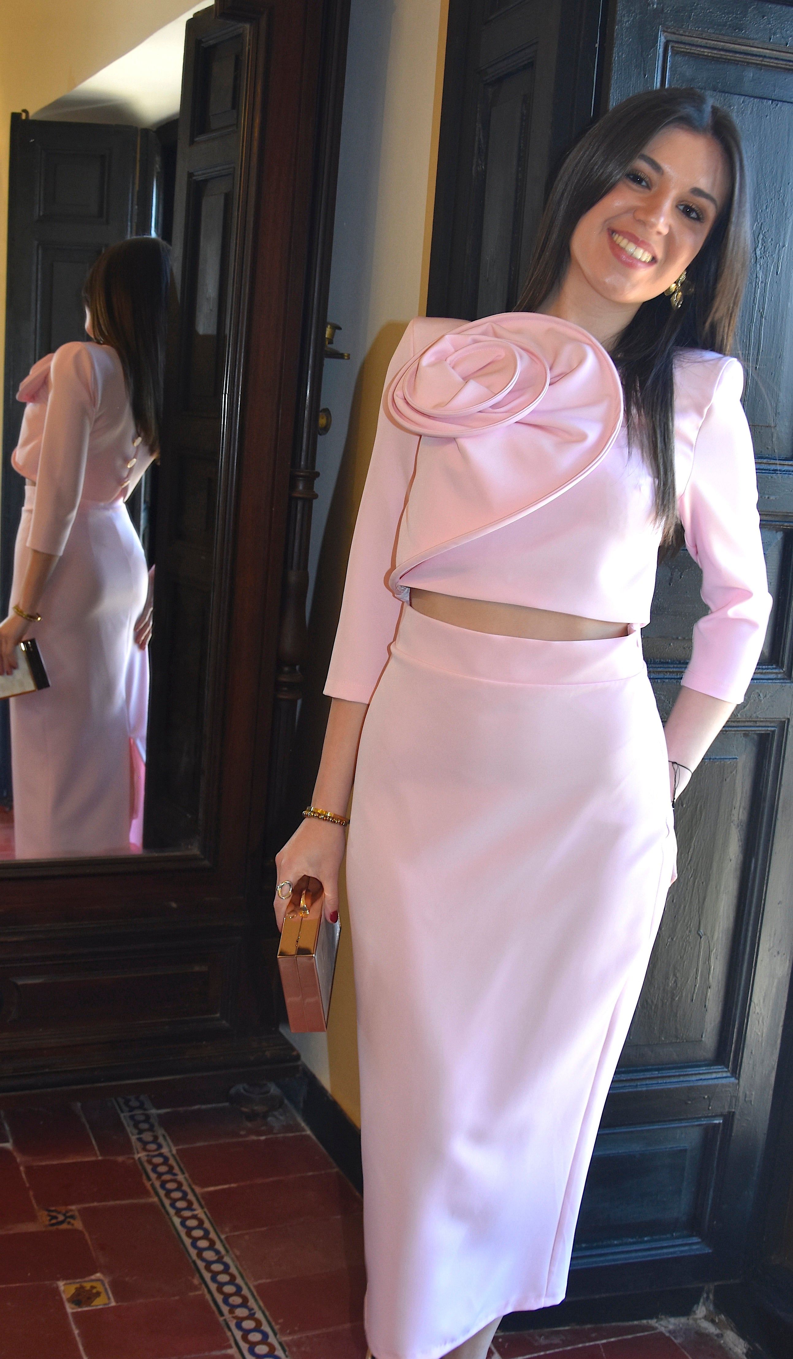 Conjunto Victoria: Dos Piezas con Flor en Hombro y Falda Midi para Mamá de Comunión e Invitada