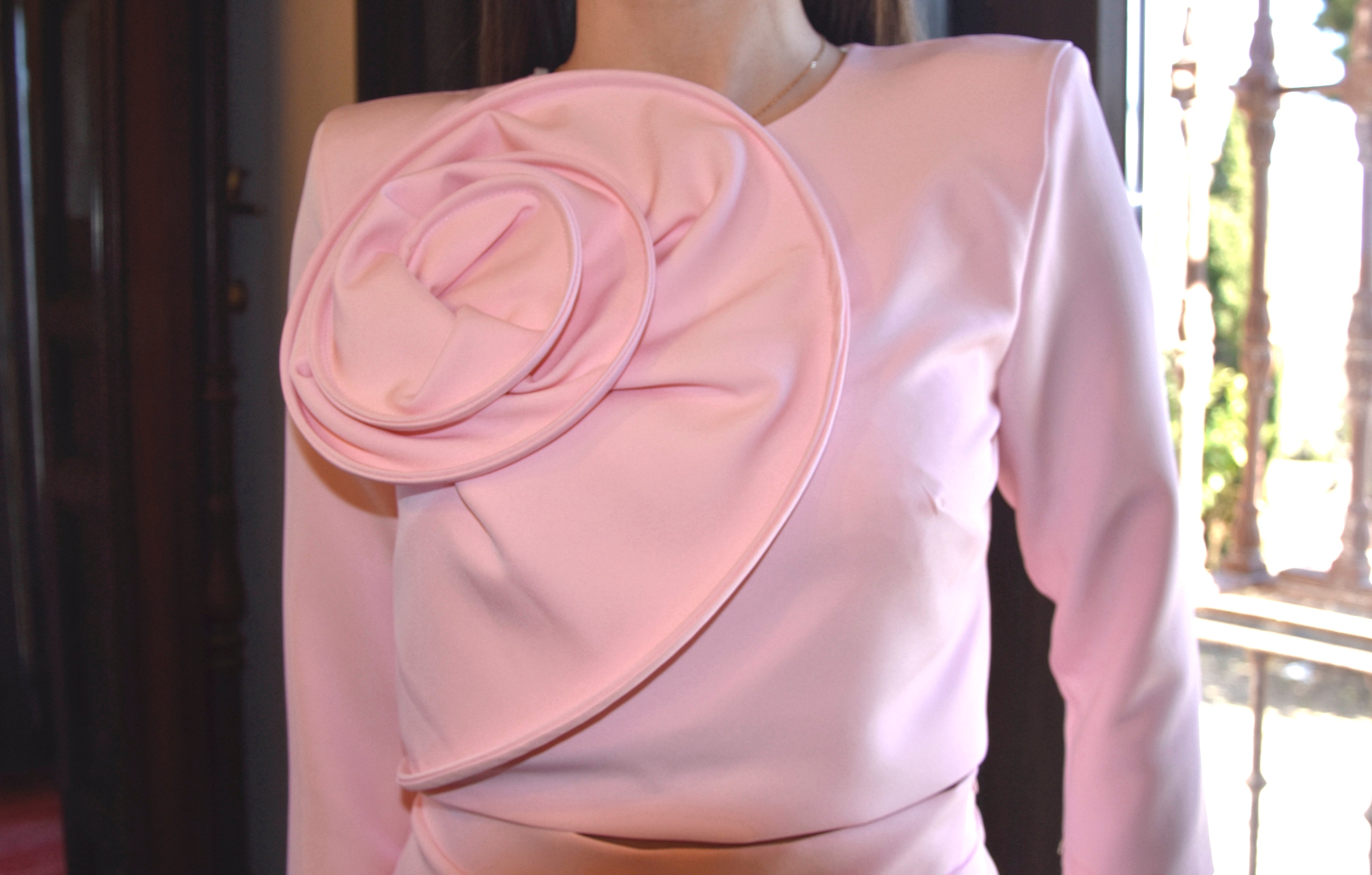 Conjunto Victoria: Dos Piezas con Flor en Hombro y Falda Midi para Mamá de Comunión e Invitada