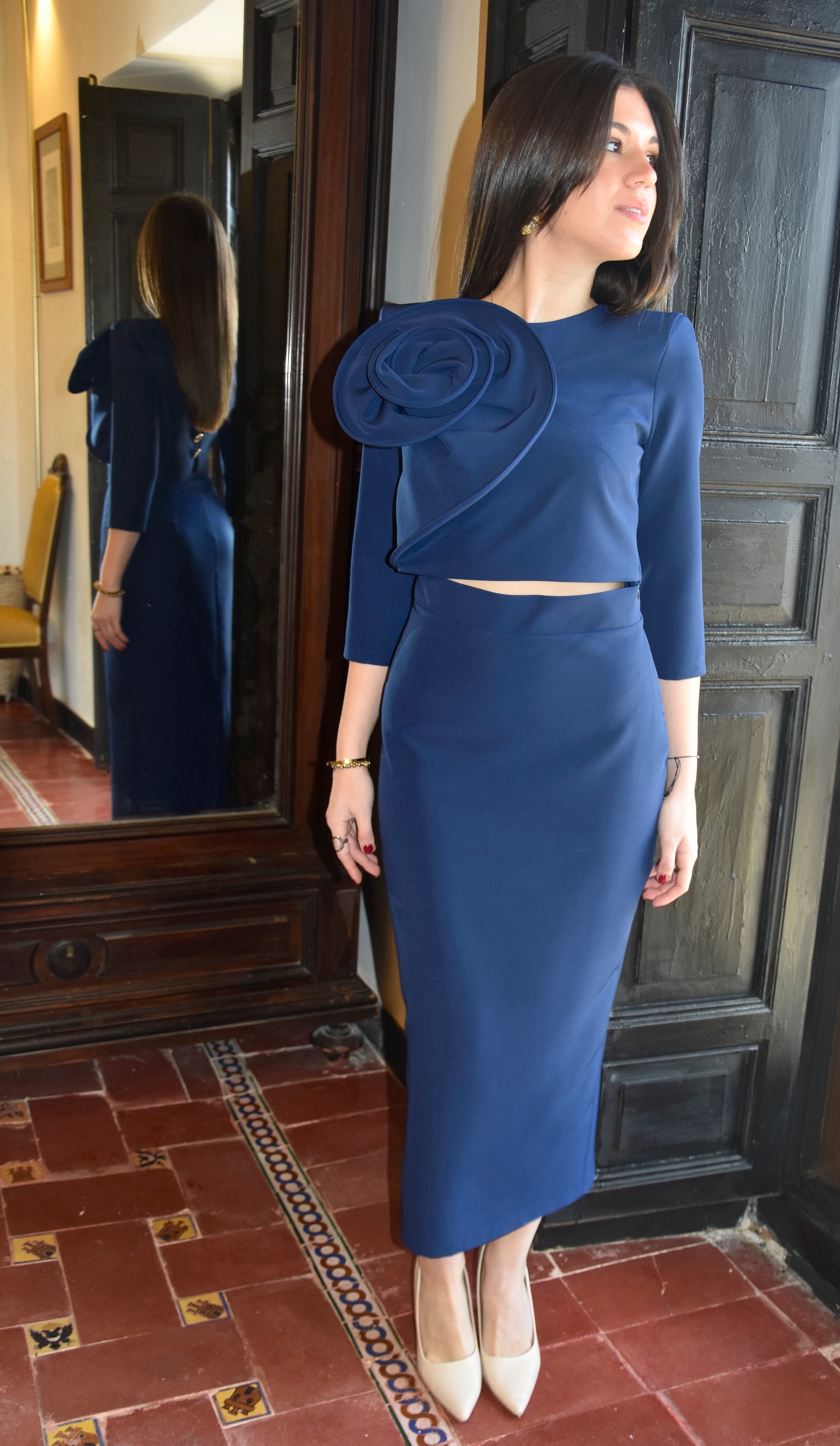 Conjunto Victoria: Dos Piezas con Flor en Hombro y Falda Midi para Mamá de Comunión e Invitada