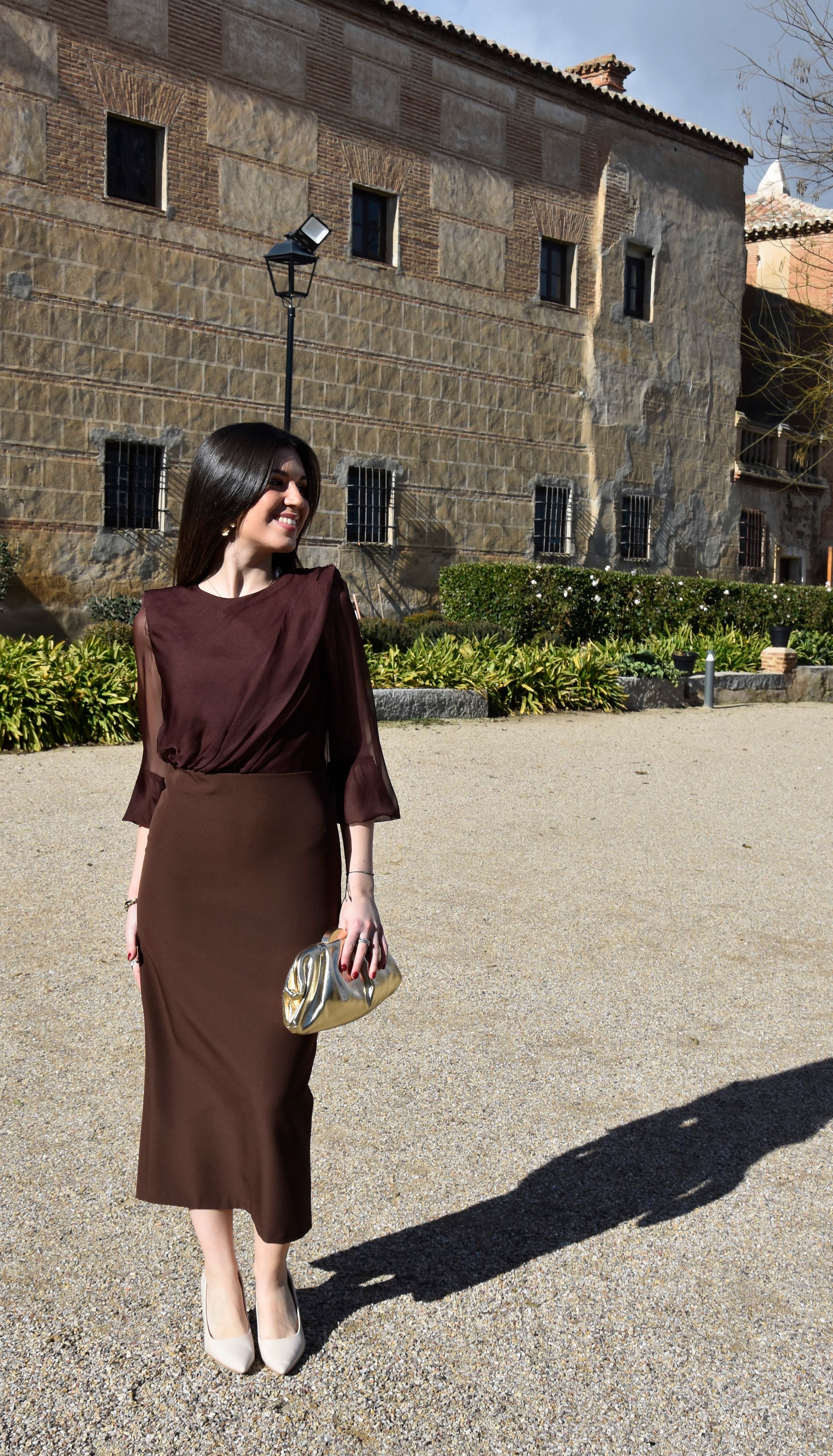 Vestido Latte: Elegancia Midi con Cuerpo en Gasa para Mamá de Comunión e Invitada