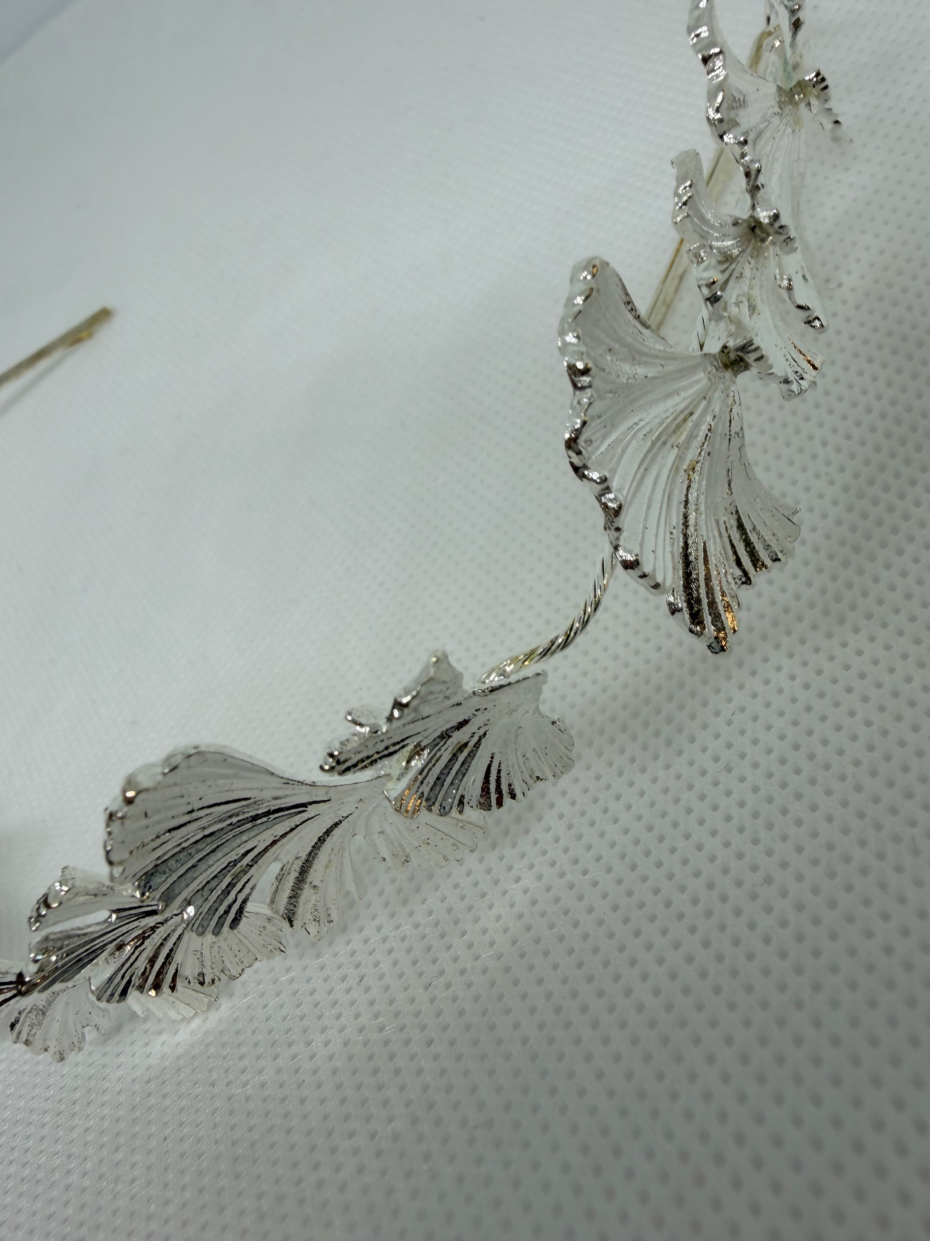 Tiara Dalia: Tocado ideal para complementar cualquier Look