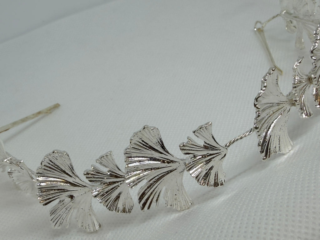 Tiara Dalia: Tocado ideal para complementar cualquier Look