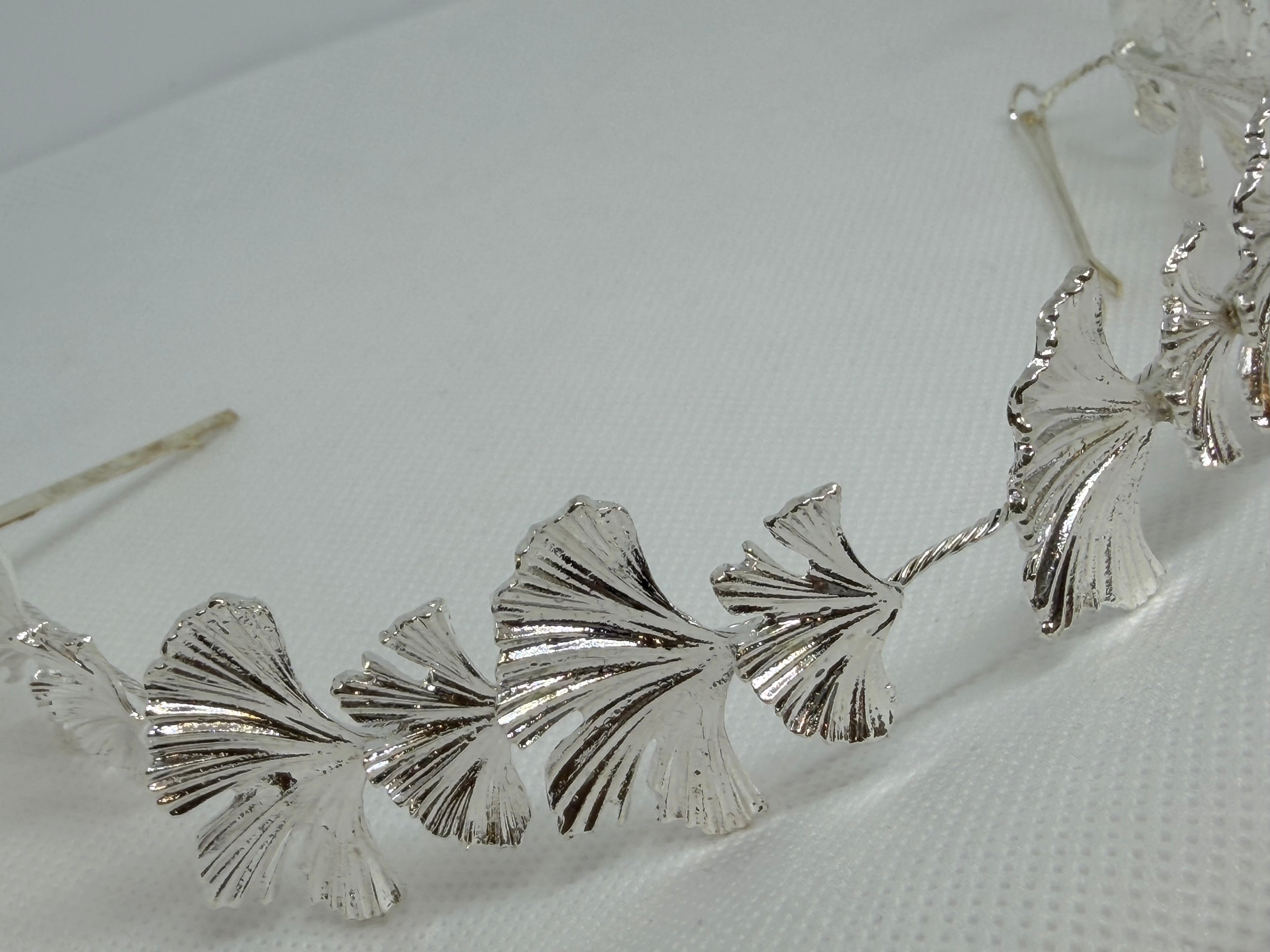 Tiara Dalia: Tocado ideal para complementar cualquier Look
