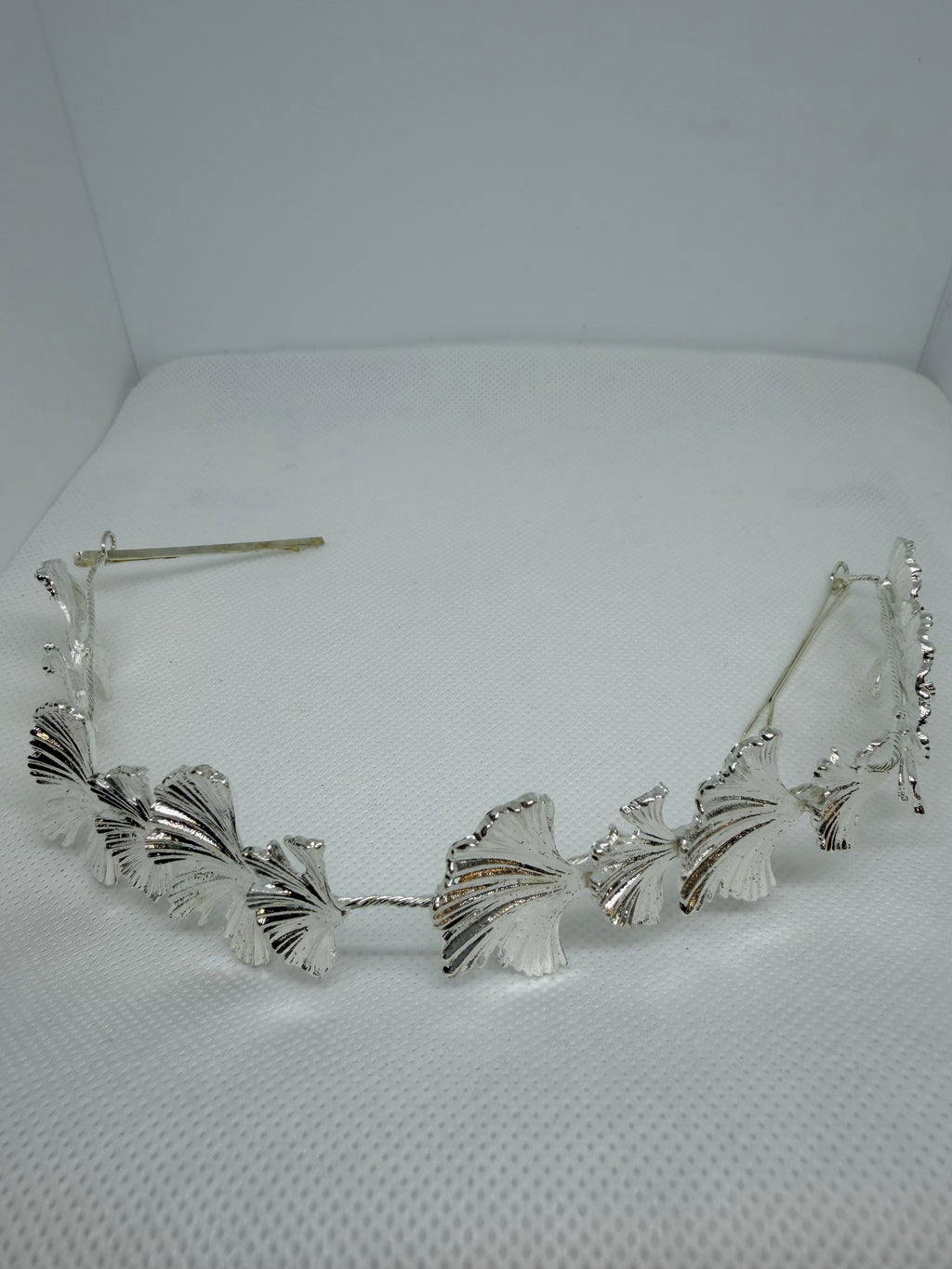 Tiara Dalia: Tocado ideal para complementar cualquier Look