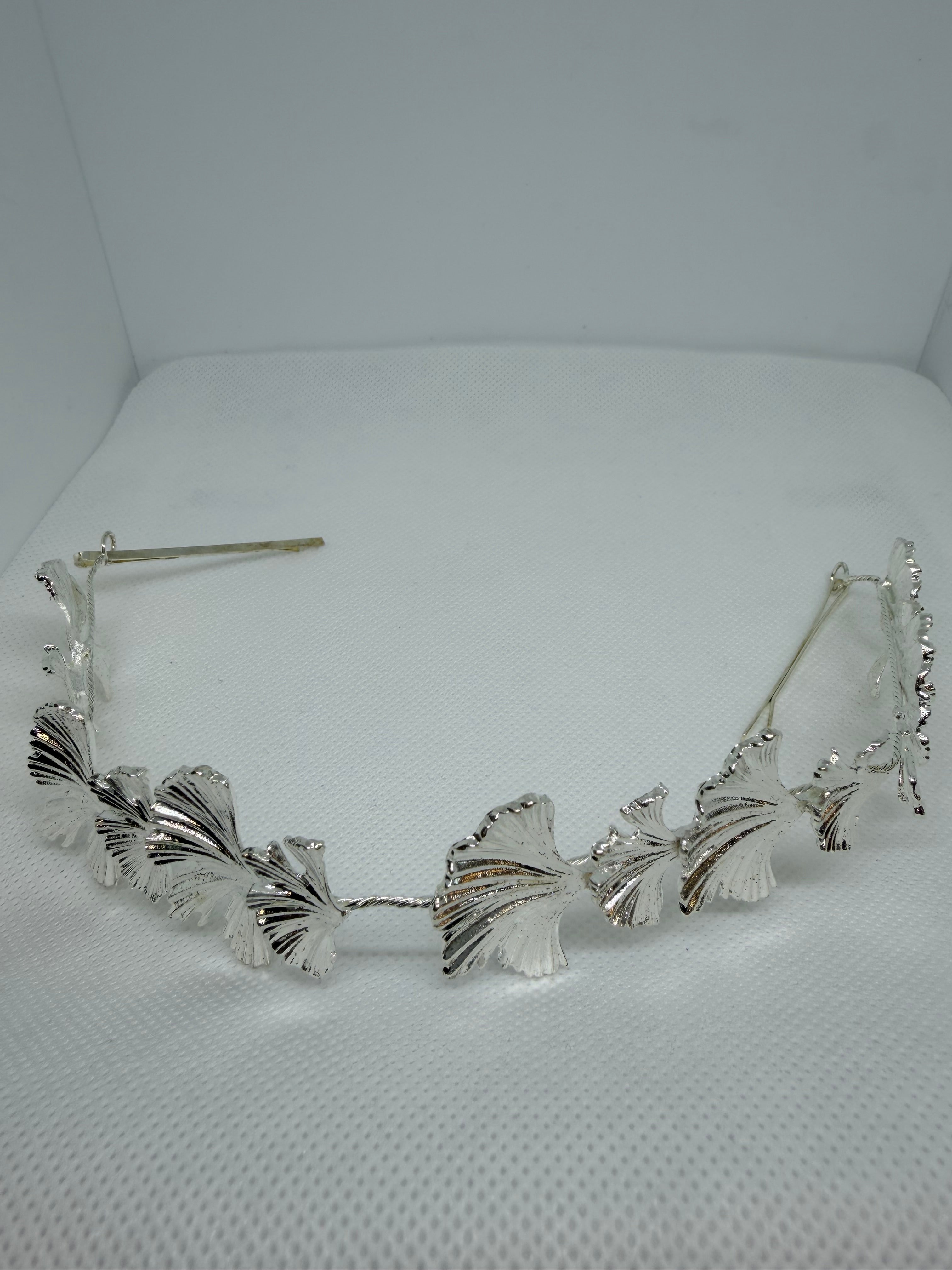 Tiara Dalia: Tocado ideal para complementar cualquier Look