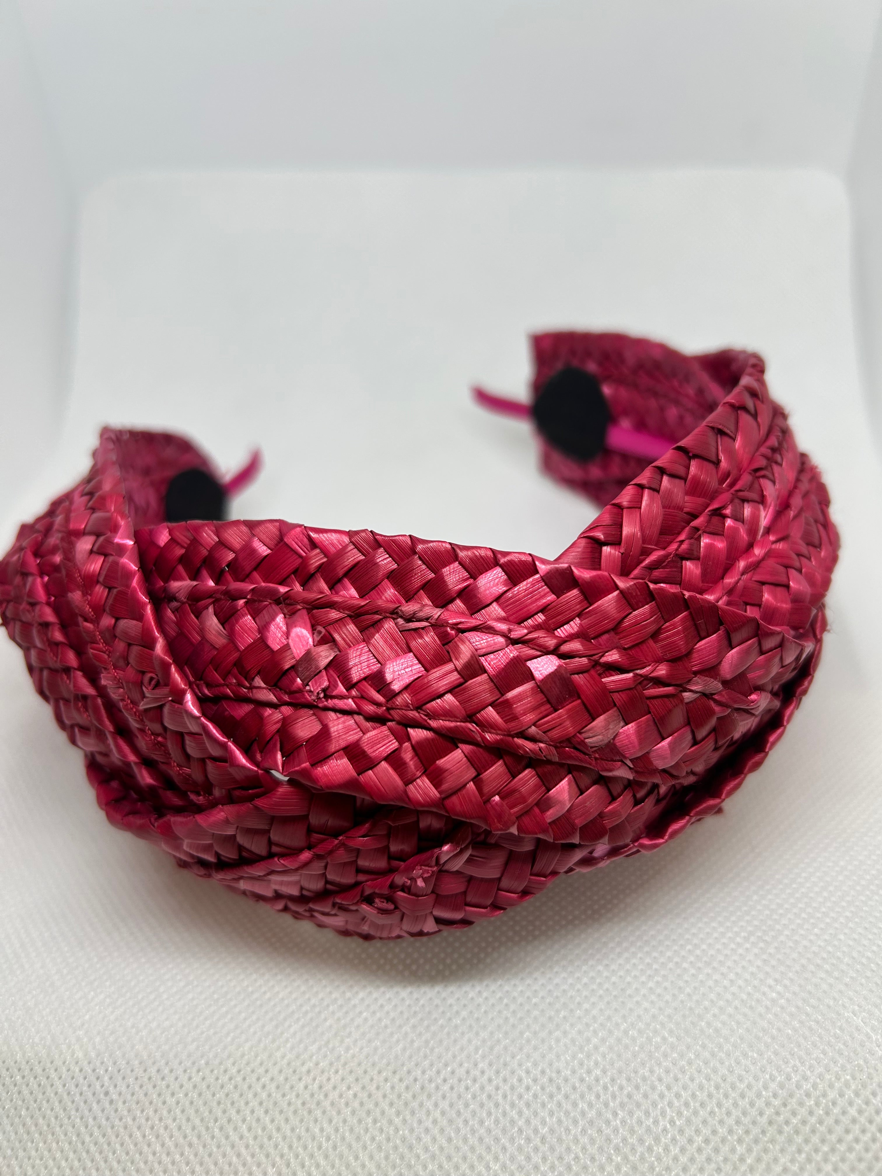 Diadema Rafia Maac: Tocado ideal para complementar cualquier Look