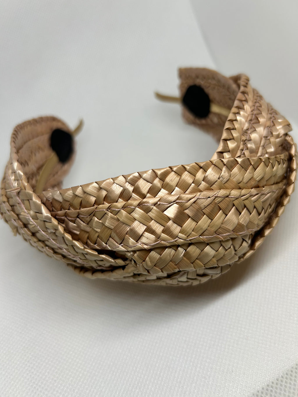 Diadema Rafia Maac: Tocado ideal para complementar cualquier Look