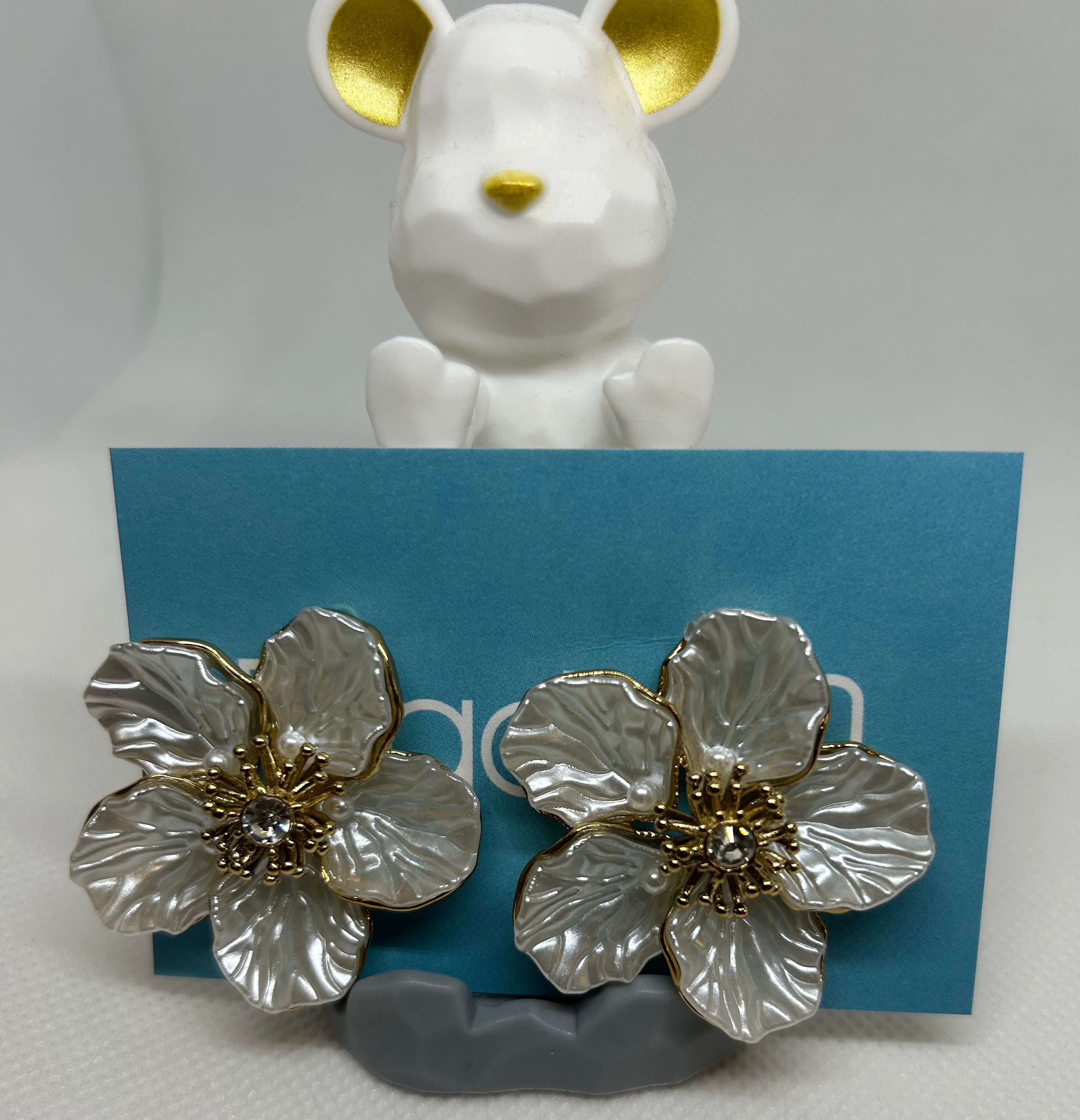 Pendiente Flor NG: Toque de Elegancia para cualquier Look.