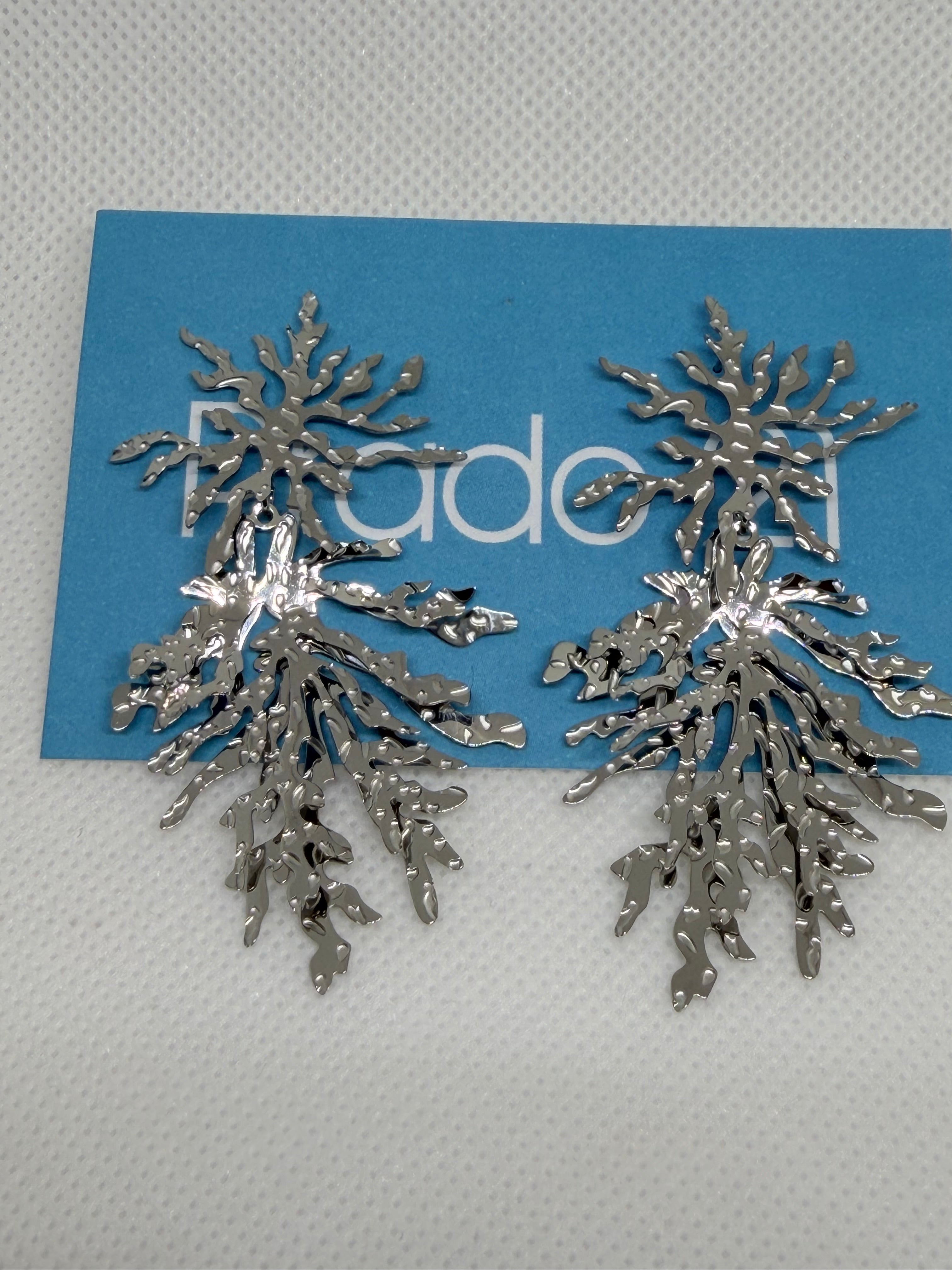 Pendiente Tree: Toque de Elegancia para cualquier Look.