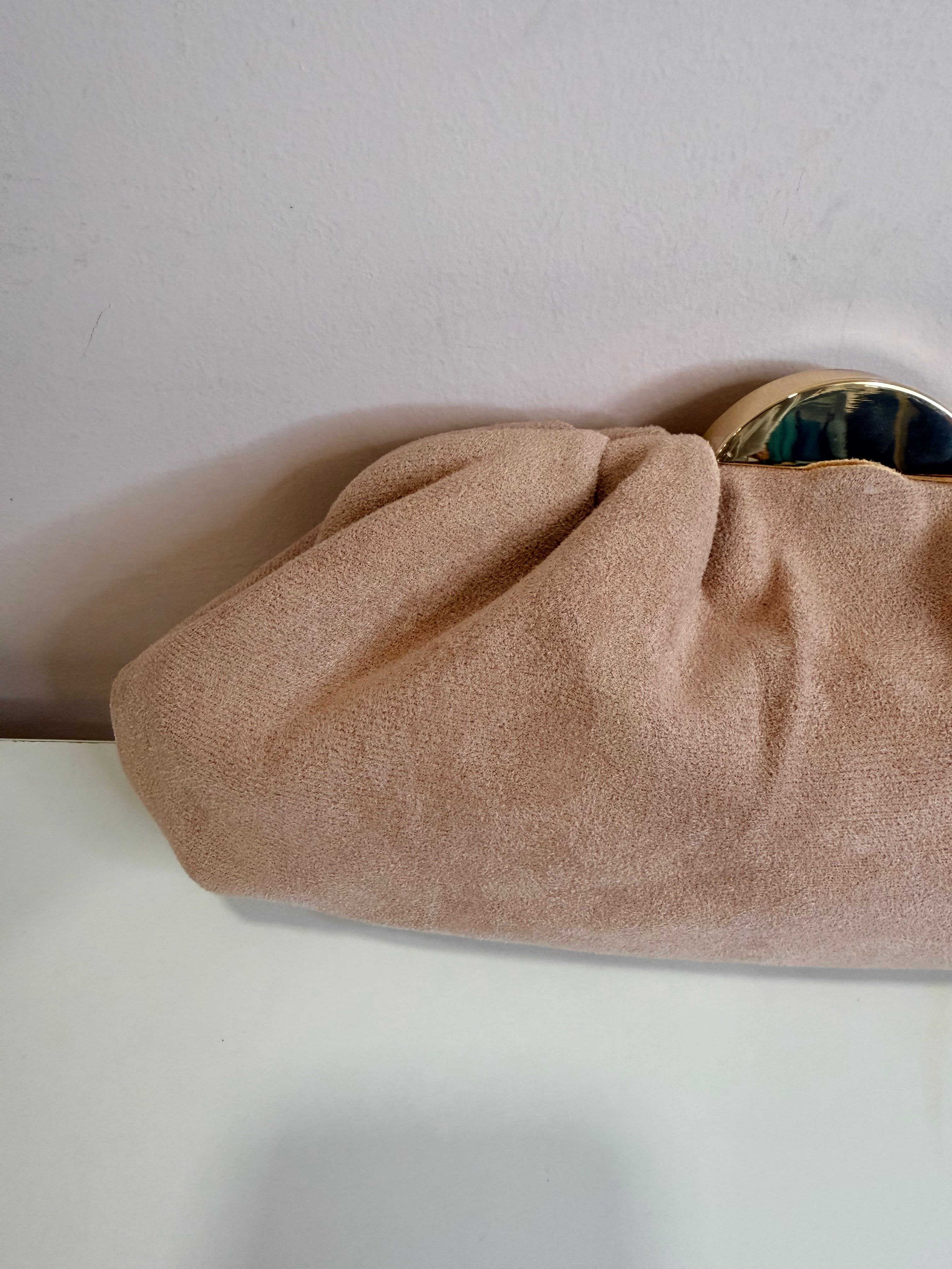 Bolso Petra: Bolso Aterciopelado Elegante para cualquier evento.
