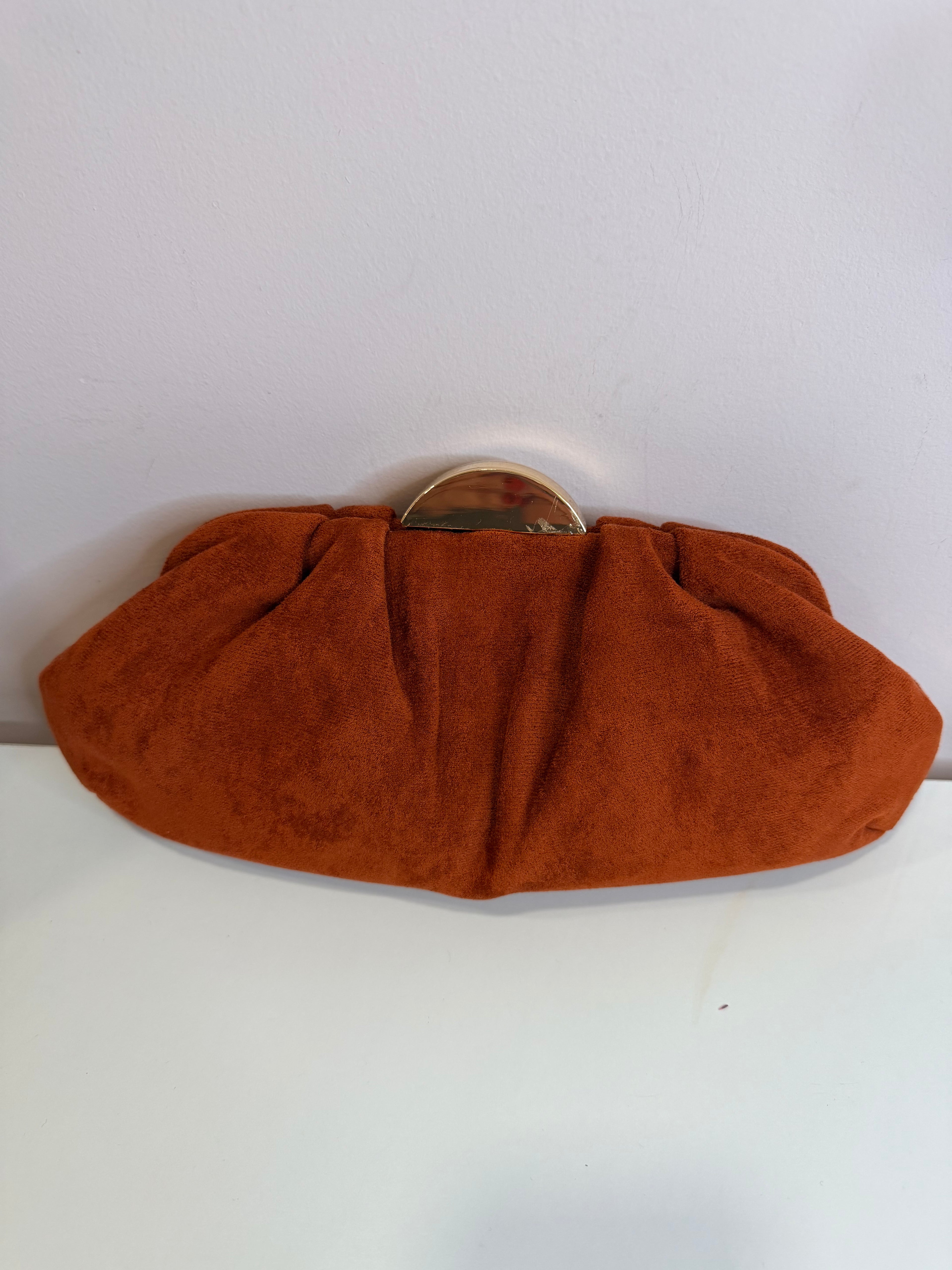Bolso Petra: Bolso Aterciopelado Elegante para cualquier evento.