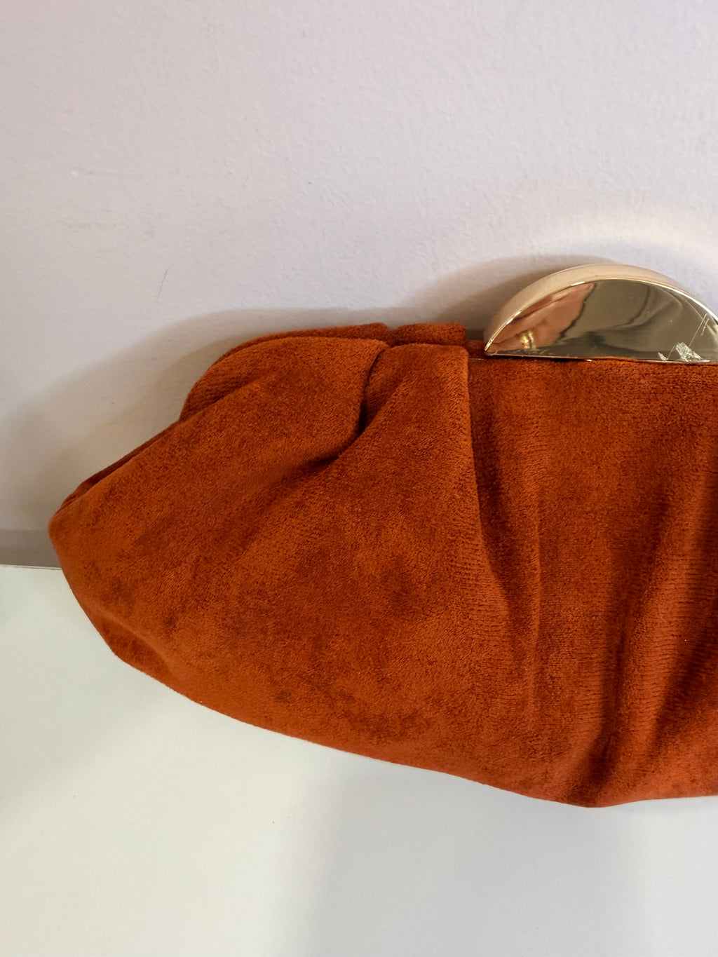 Bolso Petra: Bolso Aterciopelado Elegante para cualquier evento.