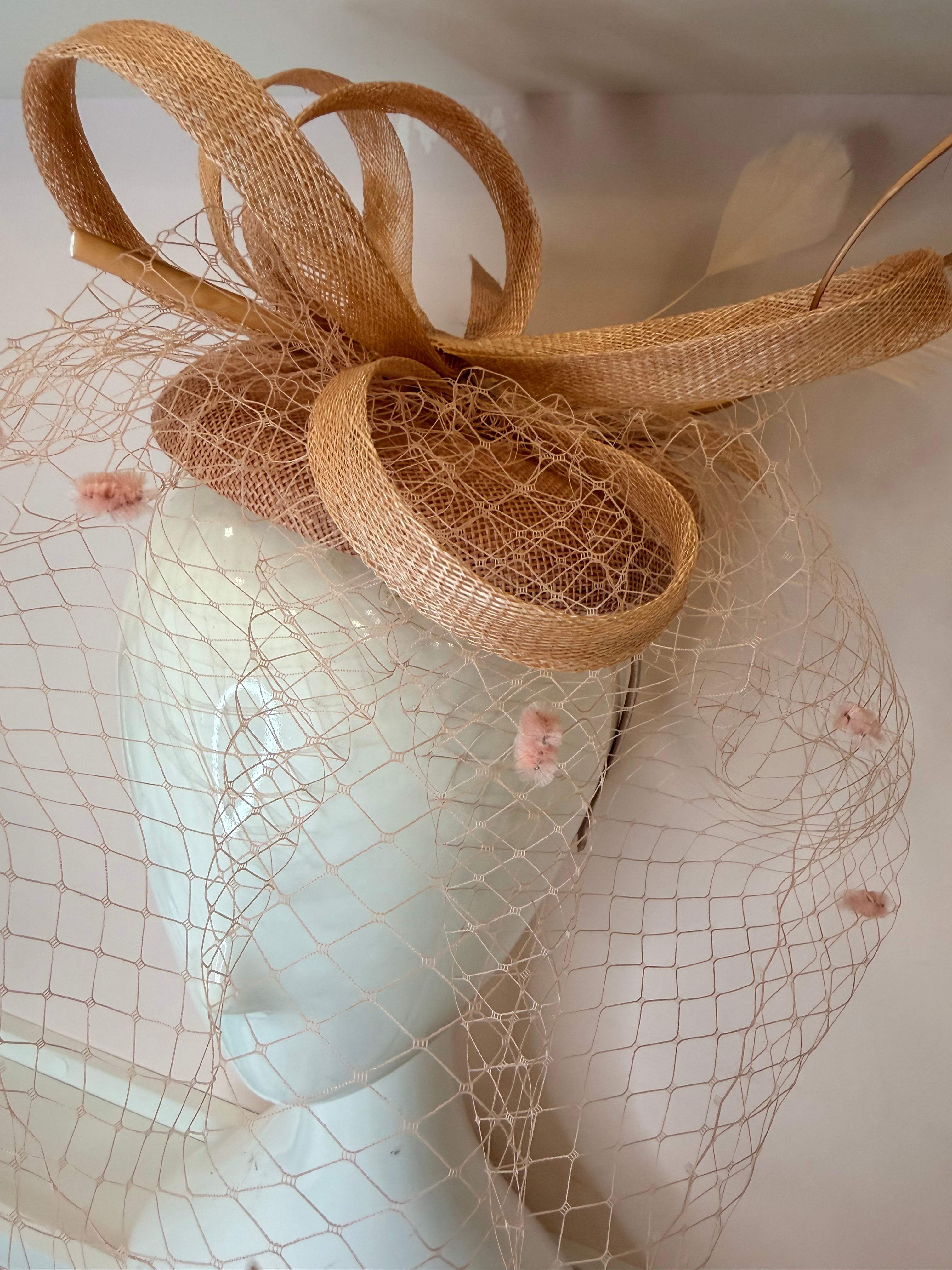Tocado Orquídea: Ideal para Complementar Cualquier Look