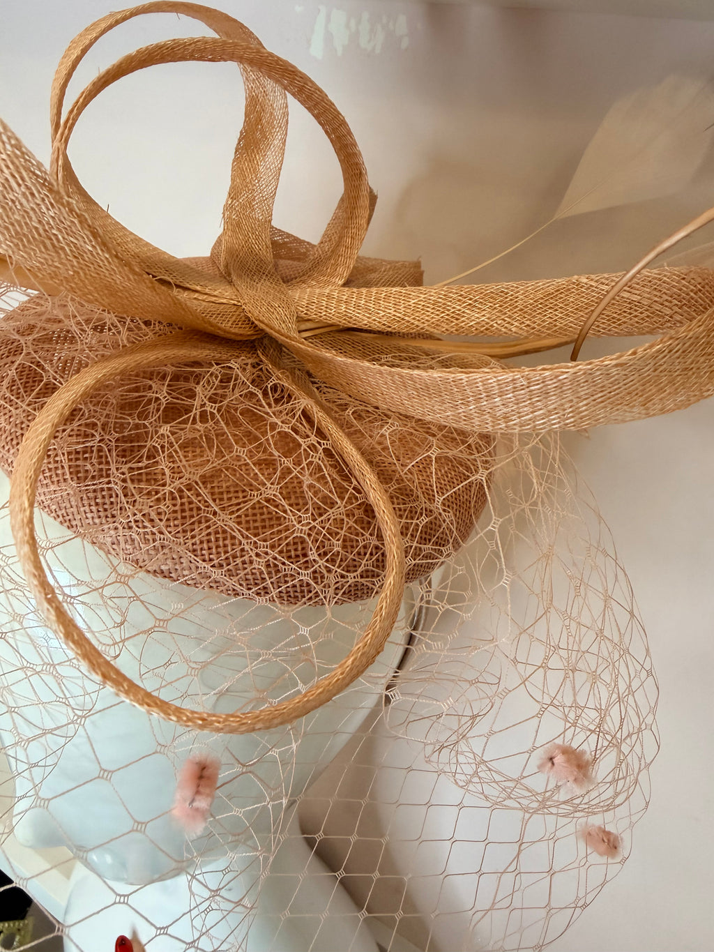 Tocado Orquídea: Ideal para Complementar Cualquier Look
