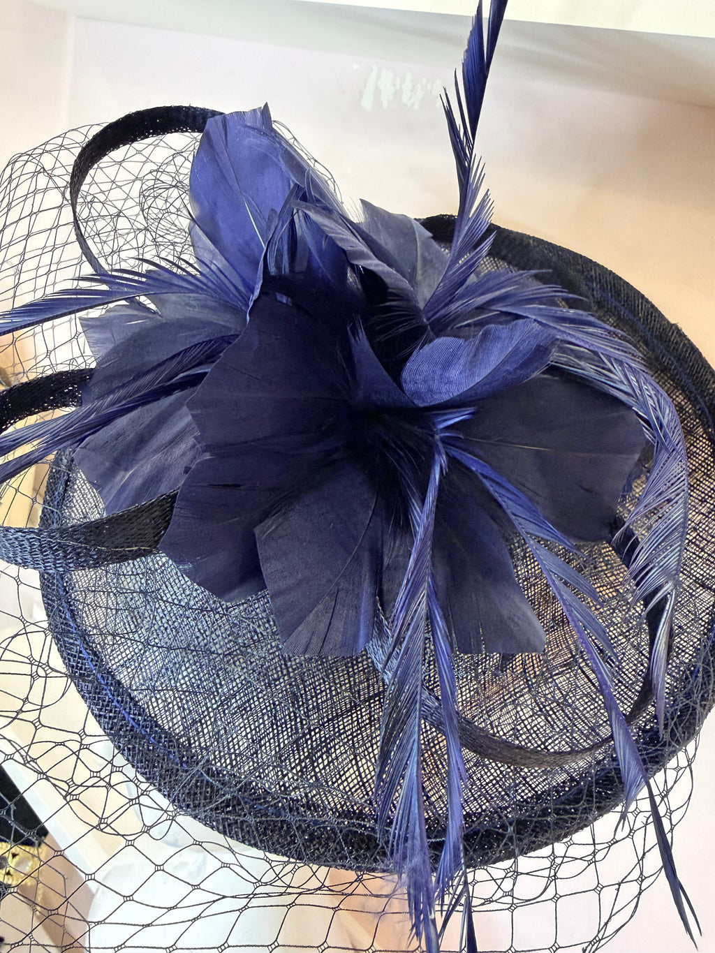 Tocado Acacia: Ideal para Complementar Cualquier Look