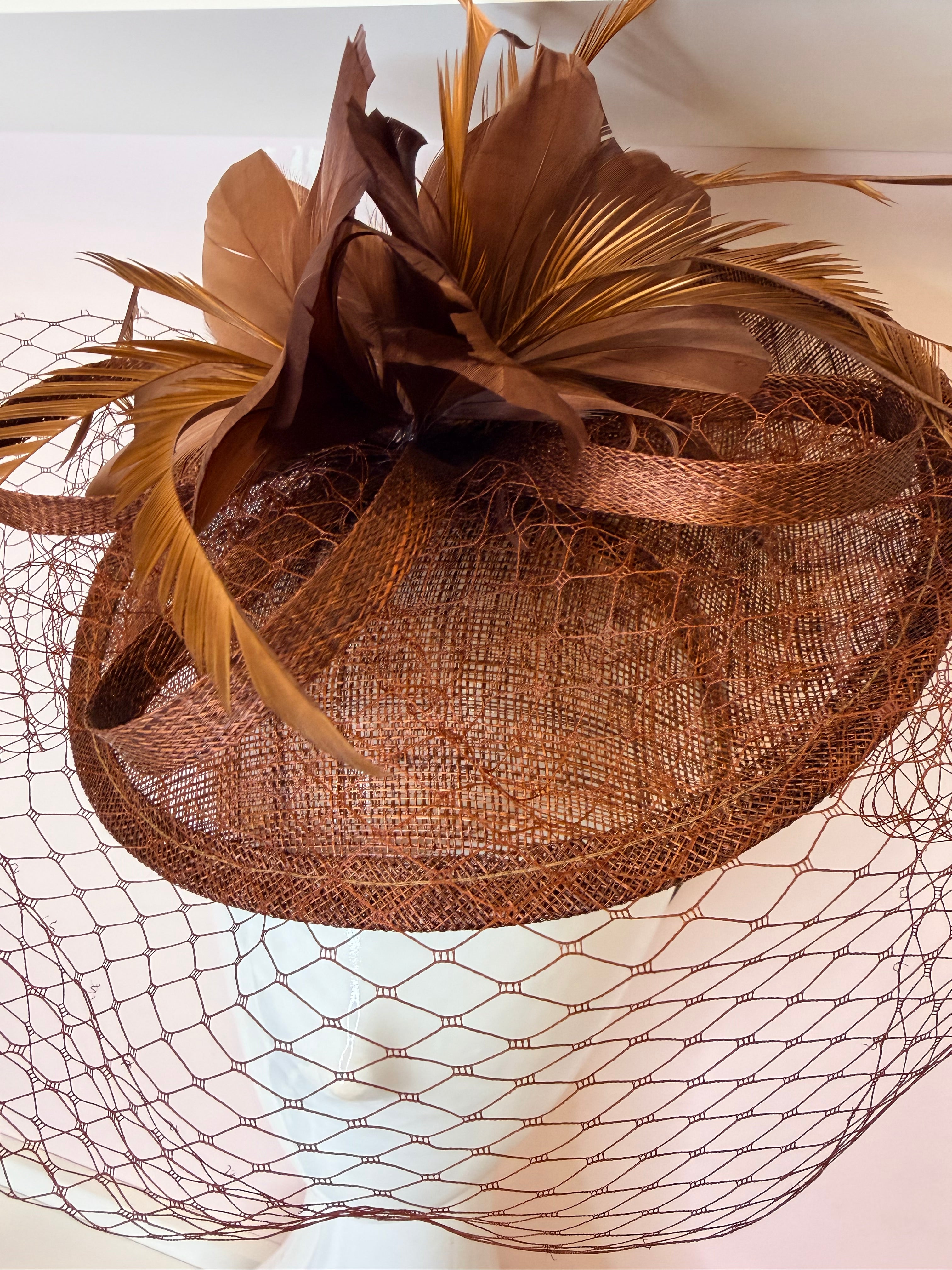 Tocado Acacia: Ideal para Complementar Cualquier Look