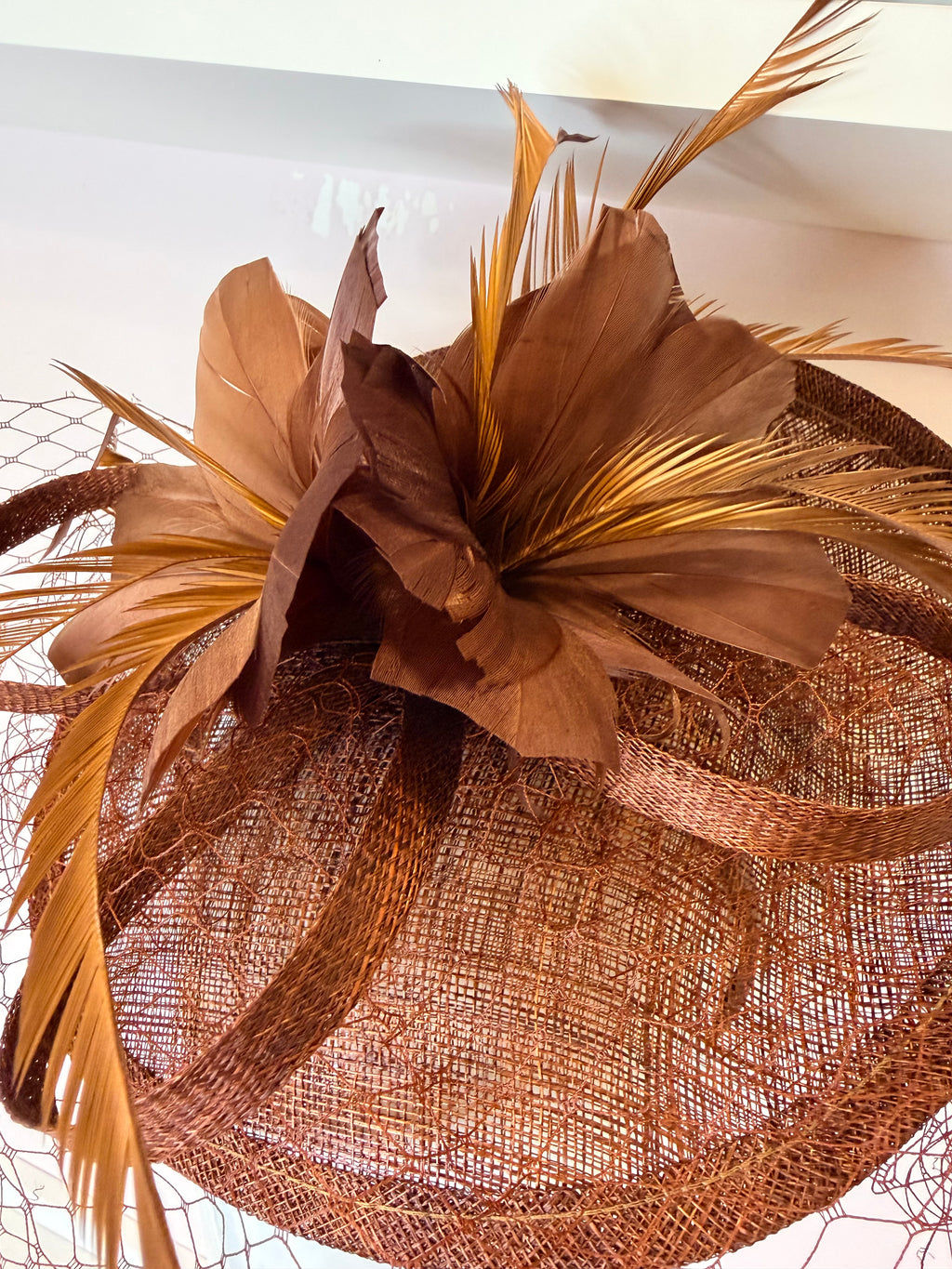 Tocado Acacia: Ideal para Complementar Cualquier Look