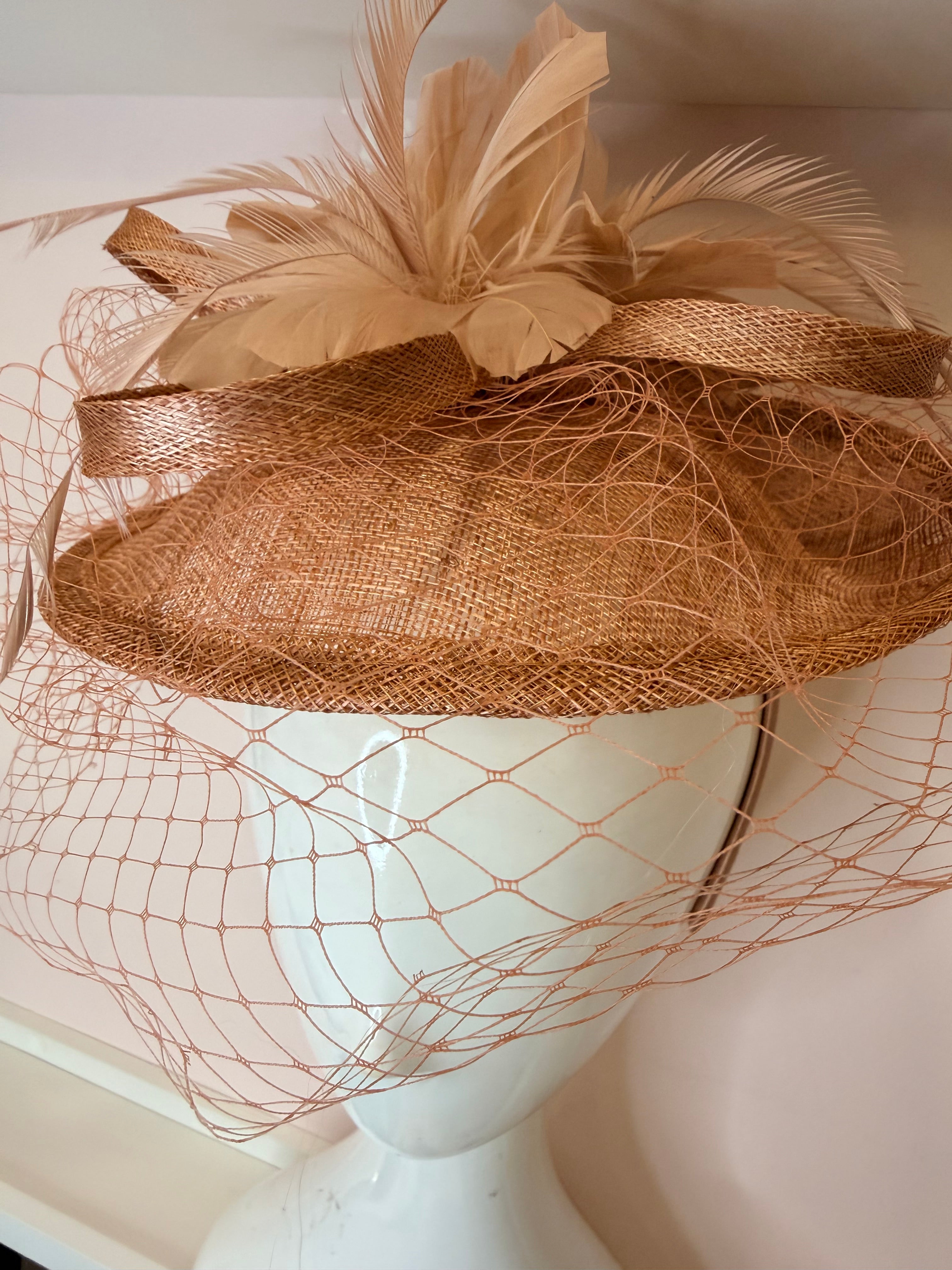 Tocado Acacia: Ideal para Complementar Cualquier Look