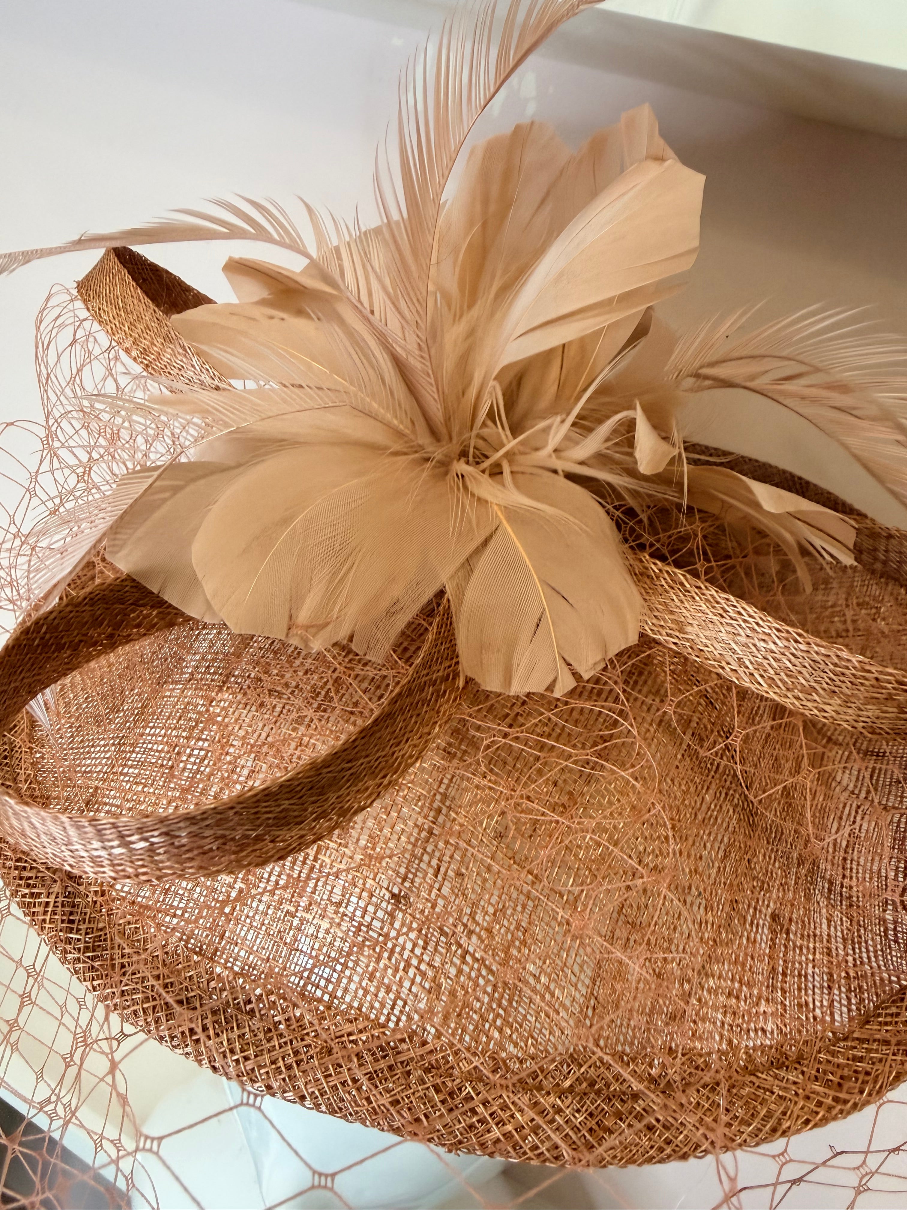 Tocado Acacia: Ideal para Complementar Cualquier Look