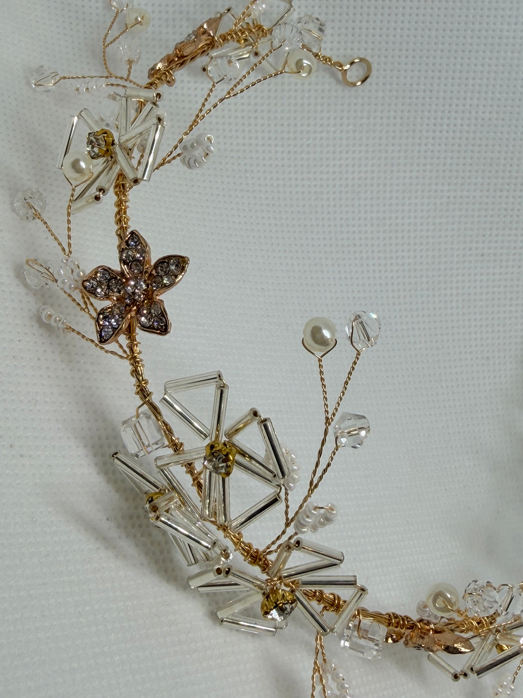 Tiara Jazmín: Tocado ideal para complementar cualquier Look