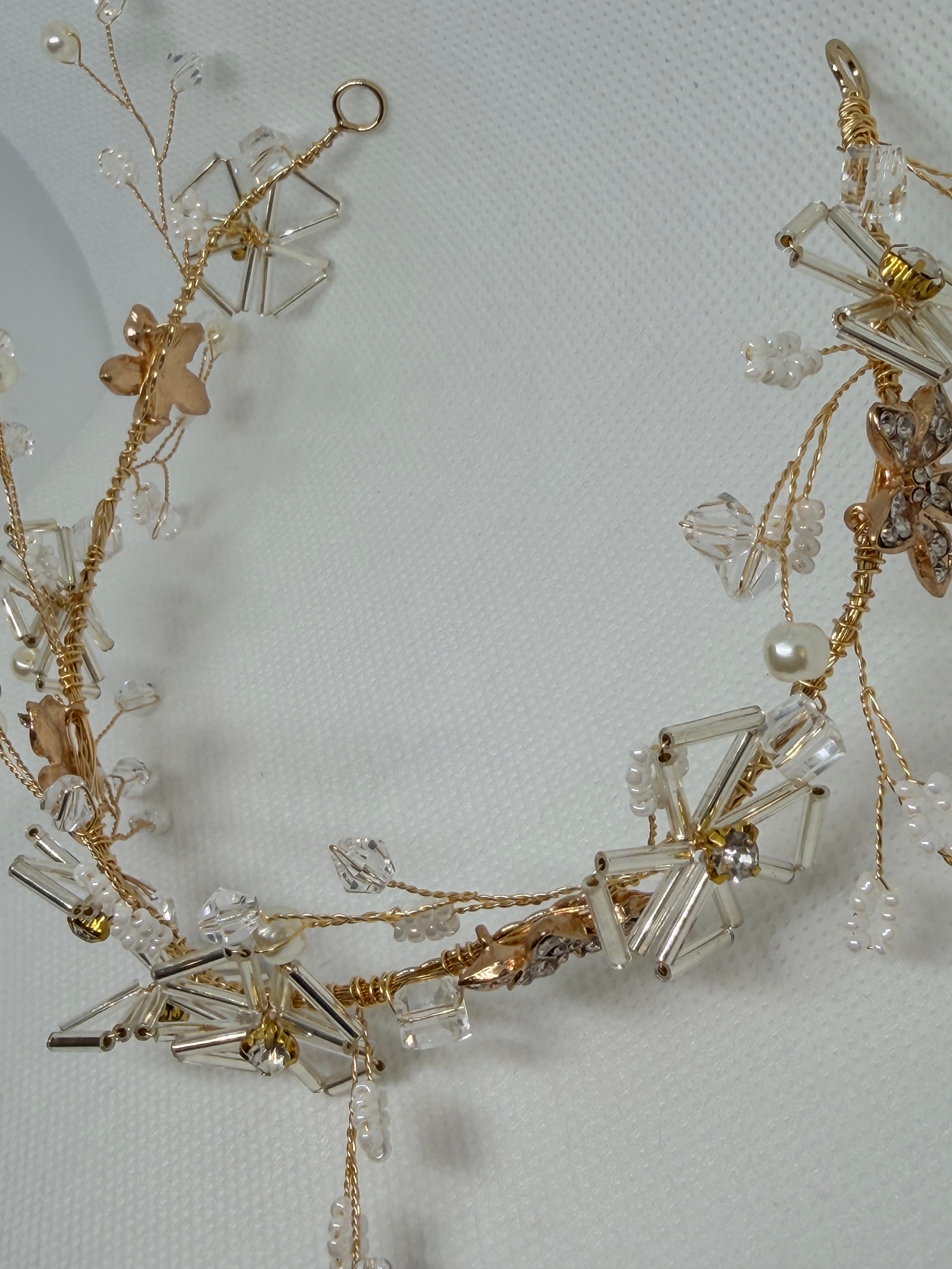 Tiara Jazmín: Tocado ideal para complementar cualquier Look