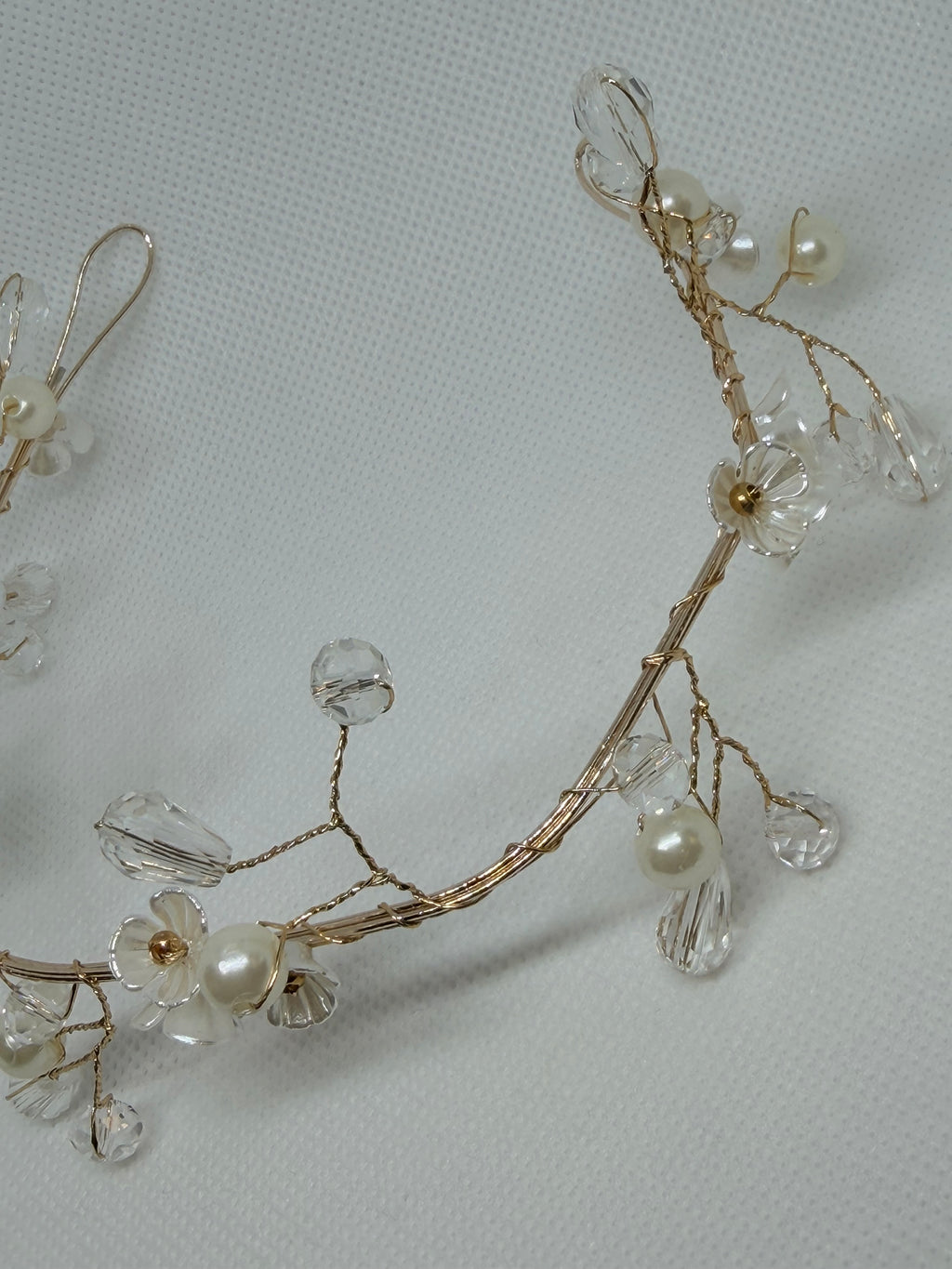 Tiara Lirio: Tocado ideal para complementar cualquier Look