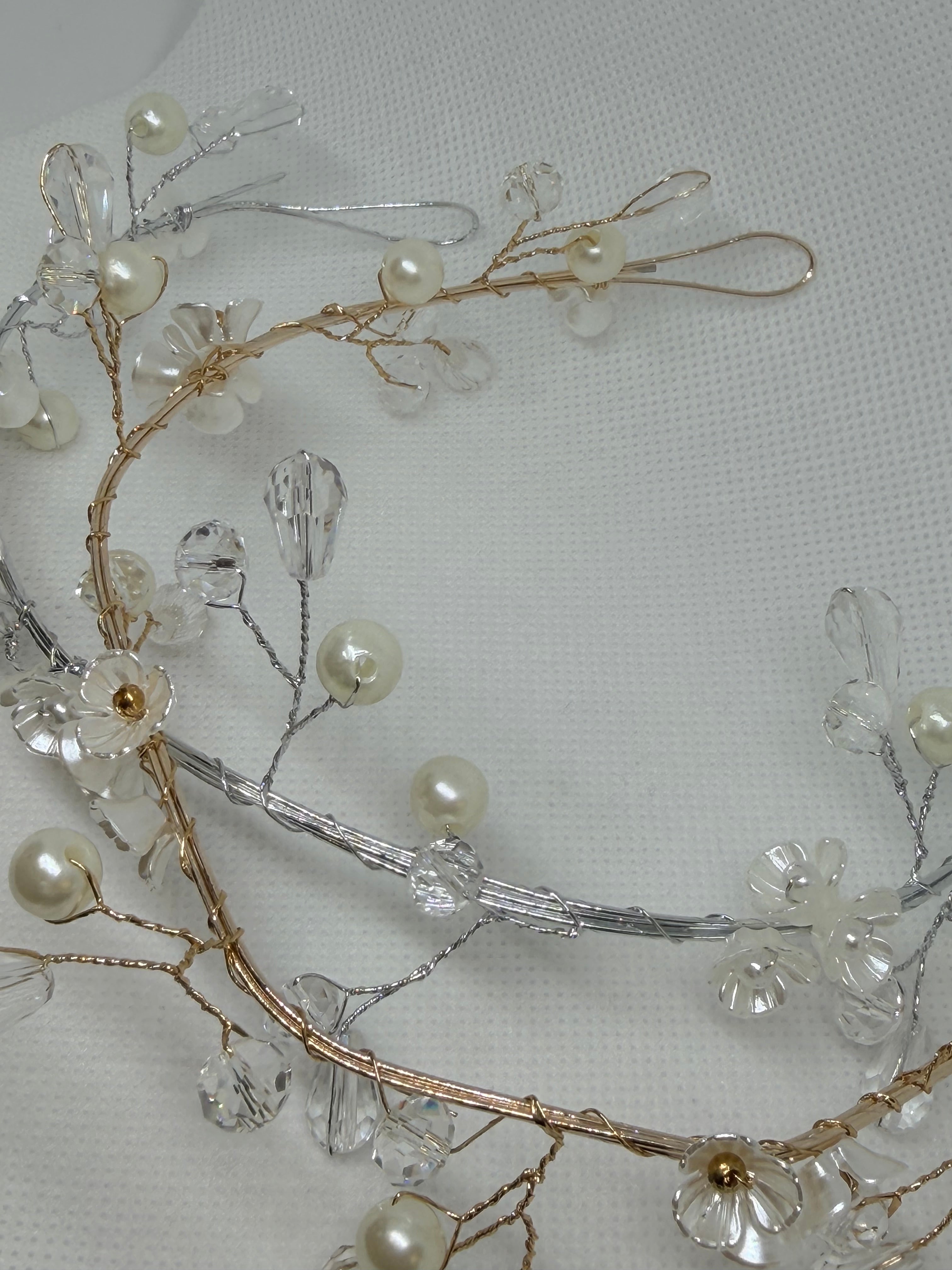 Tiara Lirio: Tocado ideal para complementar cualquier Look