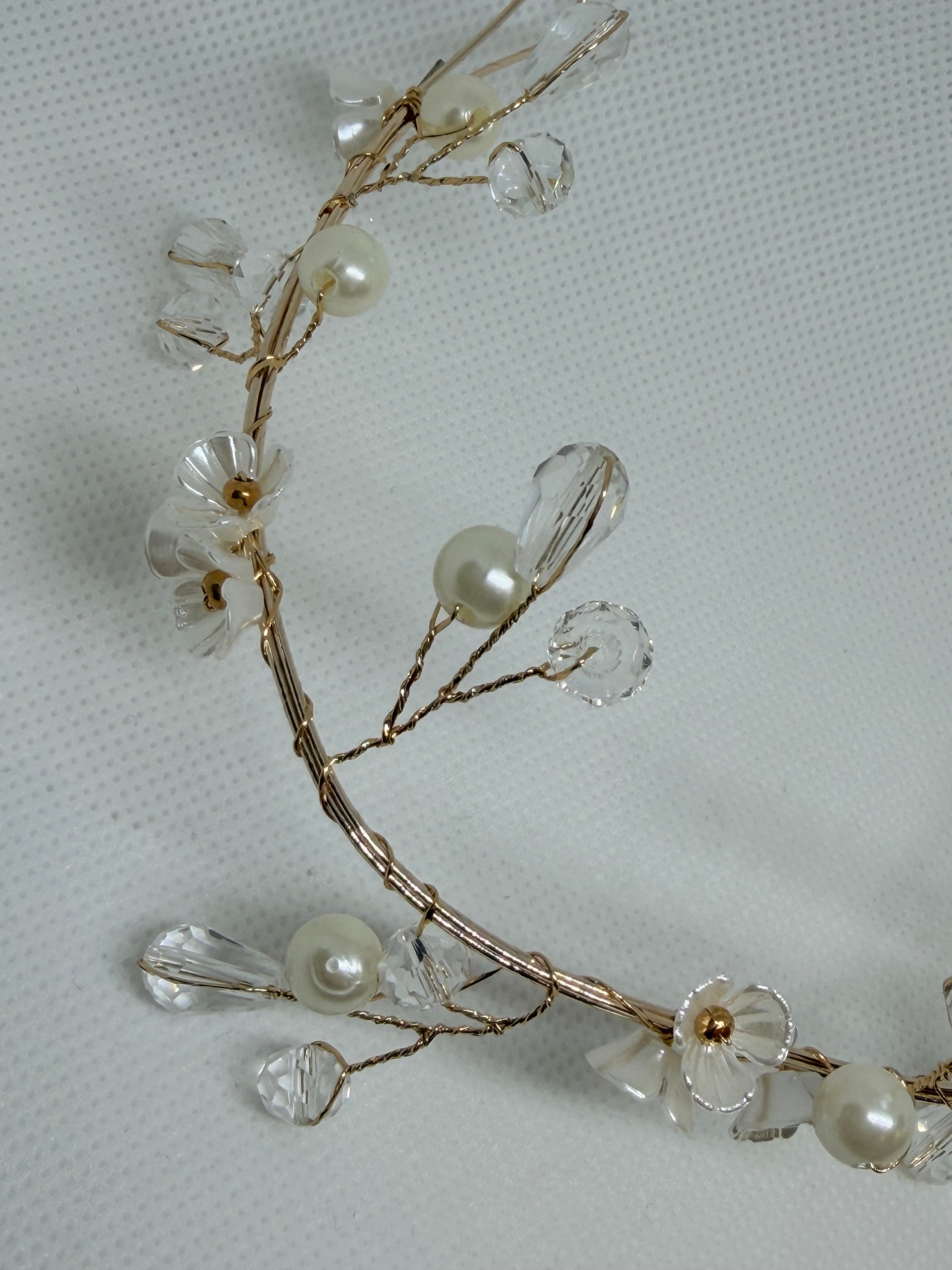 Tiara Lirio: Tocado ideal para complementar cualquier Look