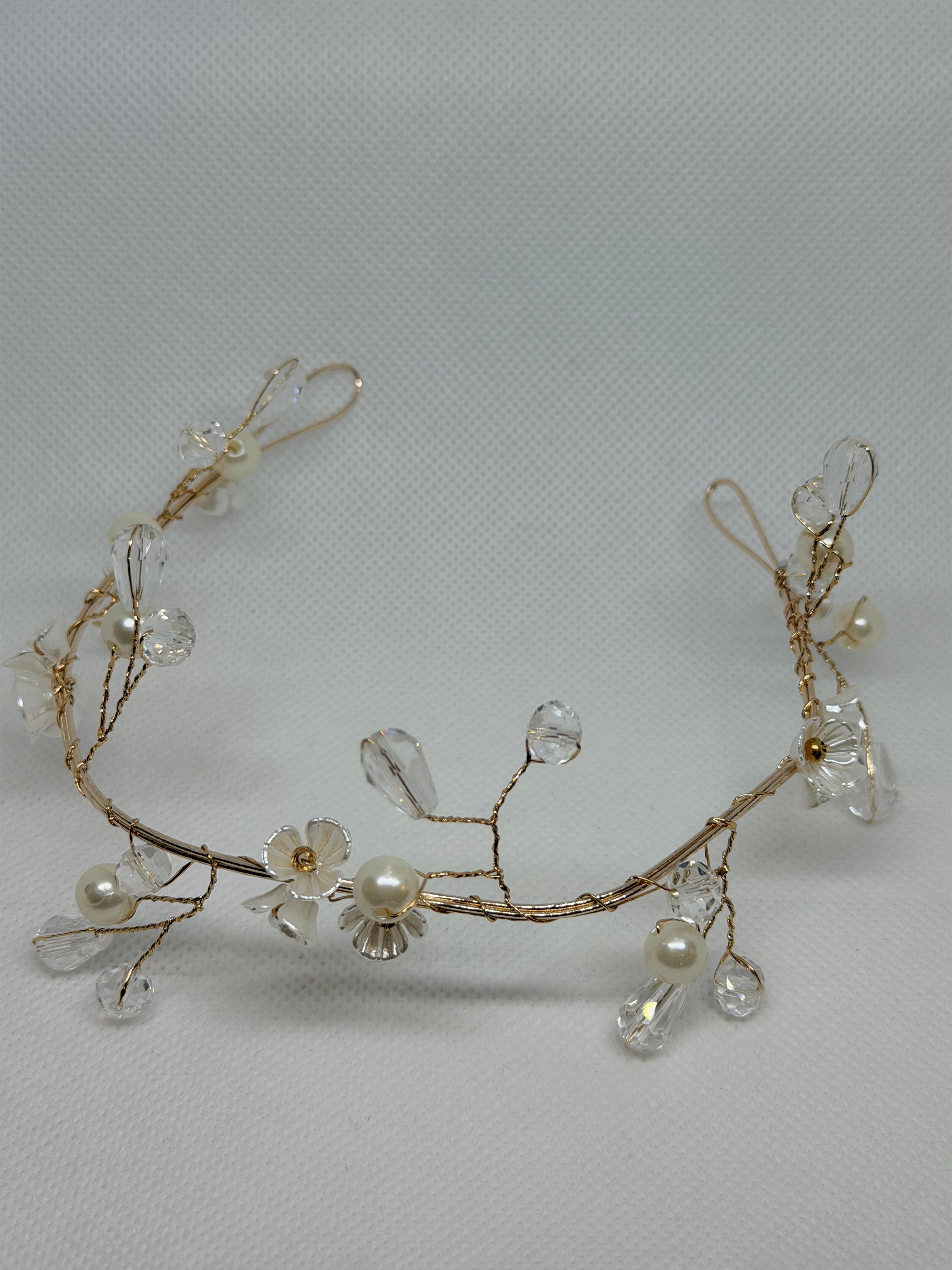 Tiara Lirio: Tocado ideal para complementar cualquier Look