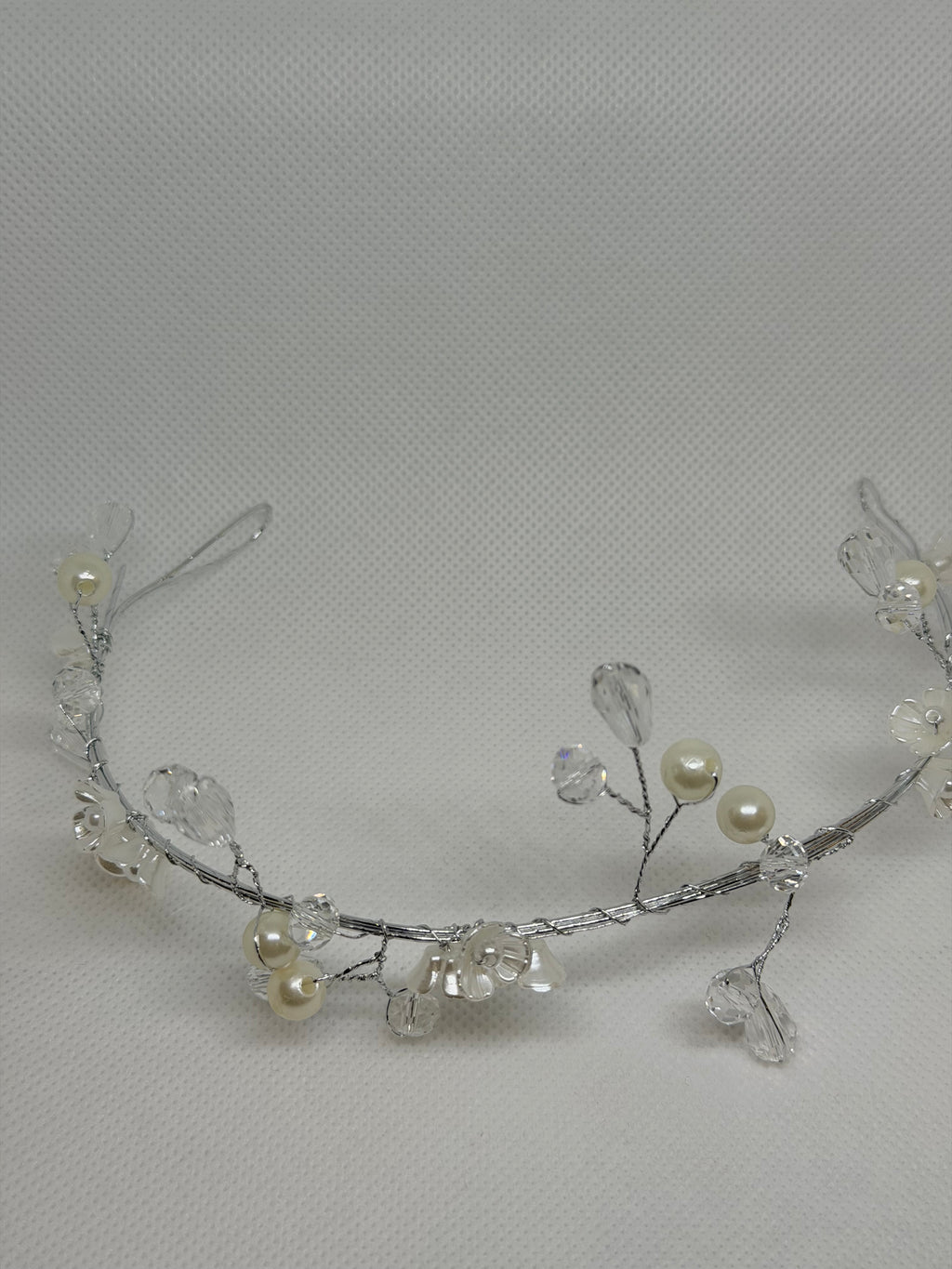 Tiara Lirio: Tocado ideal para complementar cualquier Look