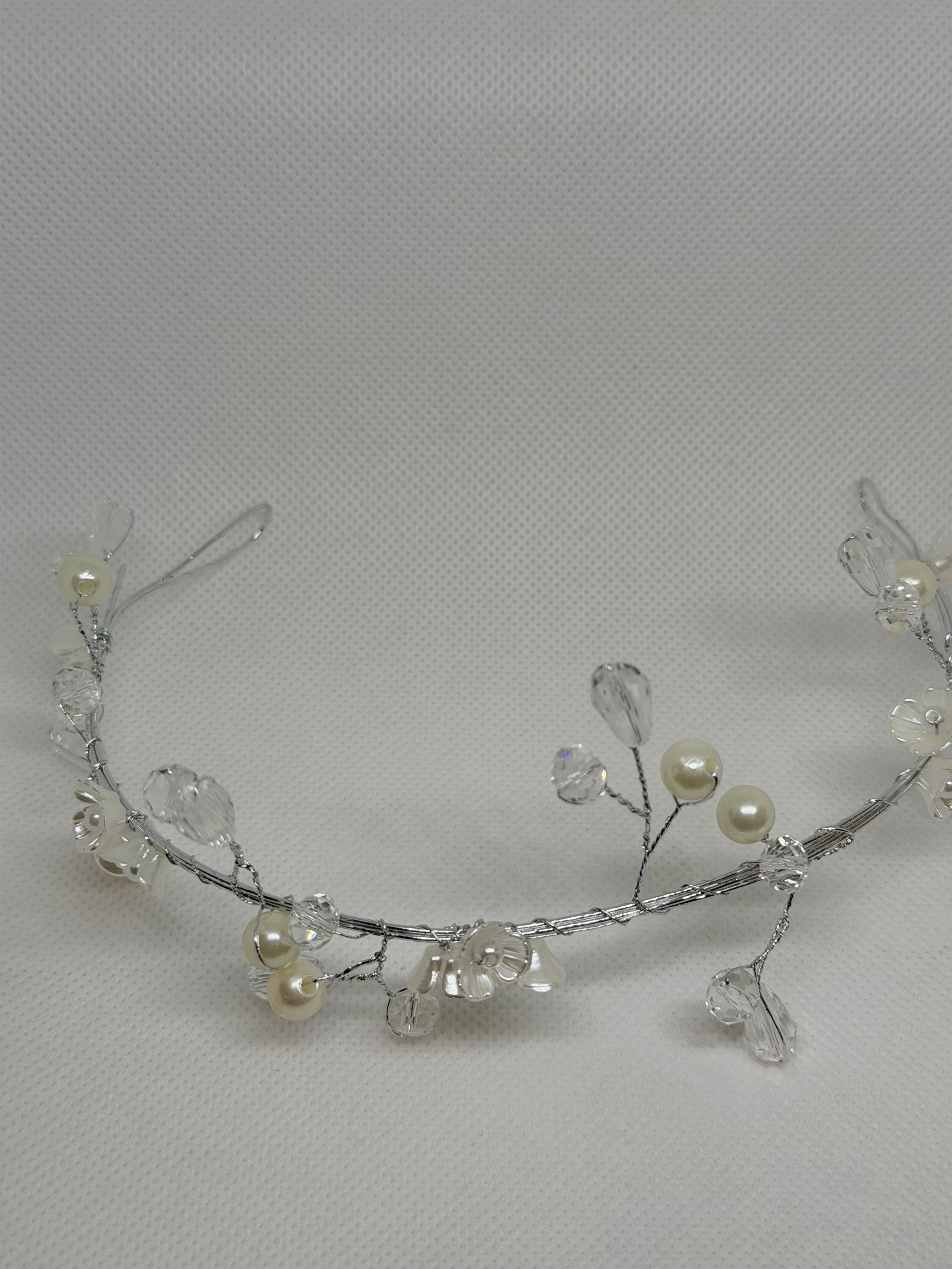 Tiara Lirio: Tocado ideal para complementar cualquier Look