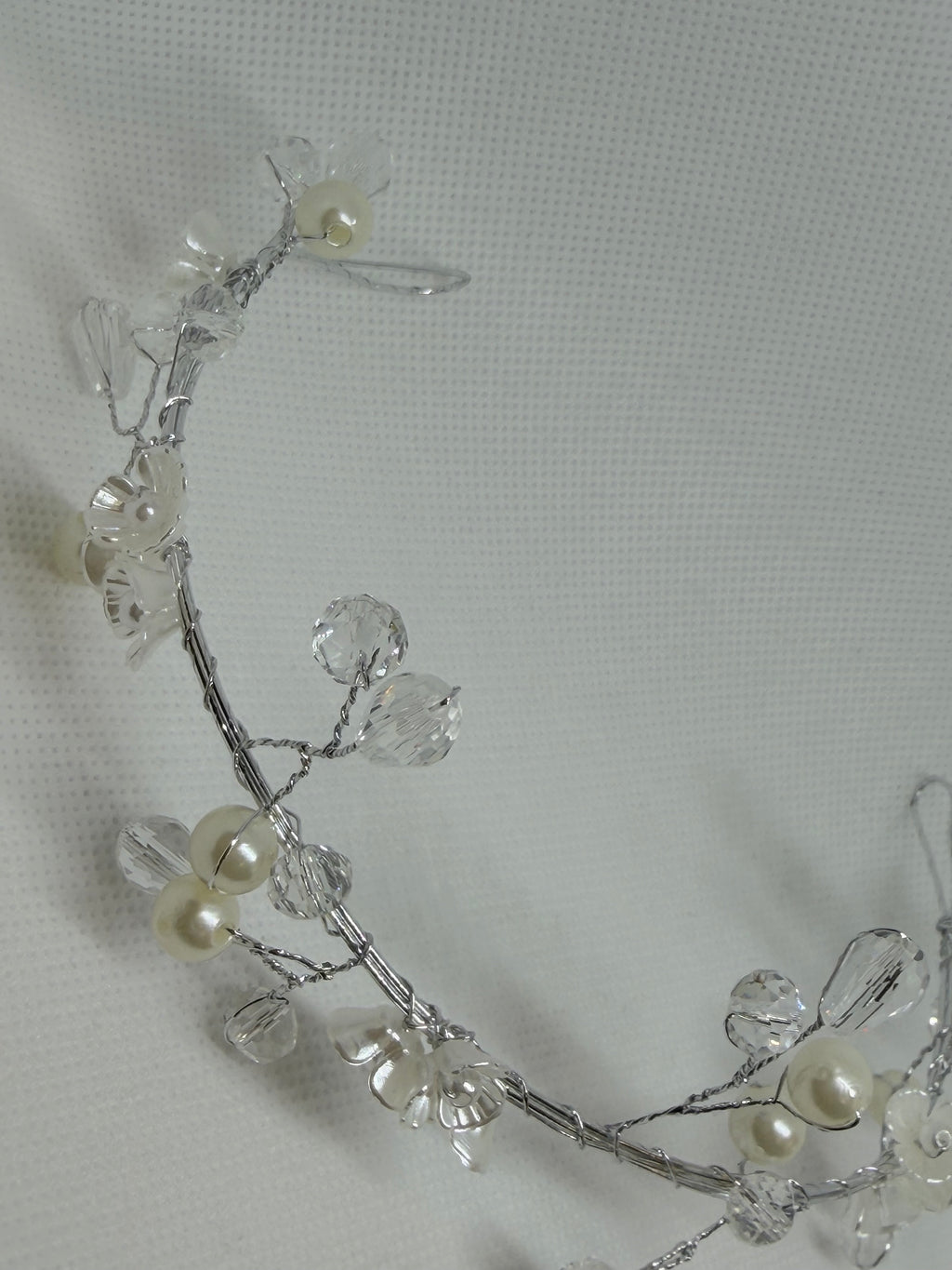 Tiara Lirio: Tocado ideal para complementar cualquier Look