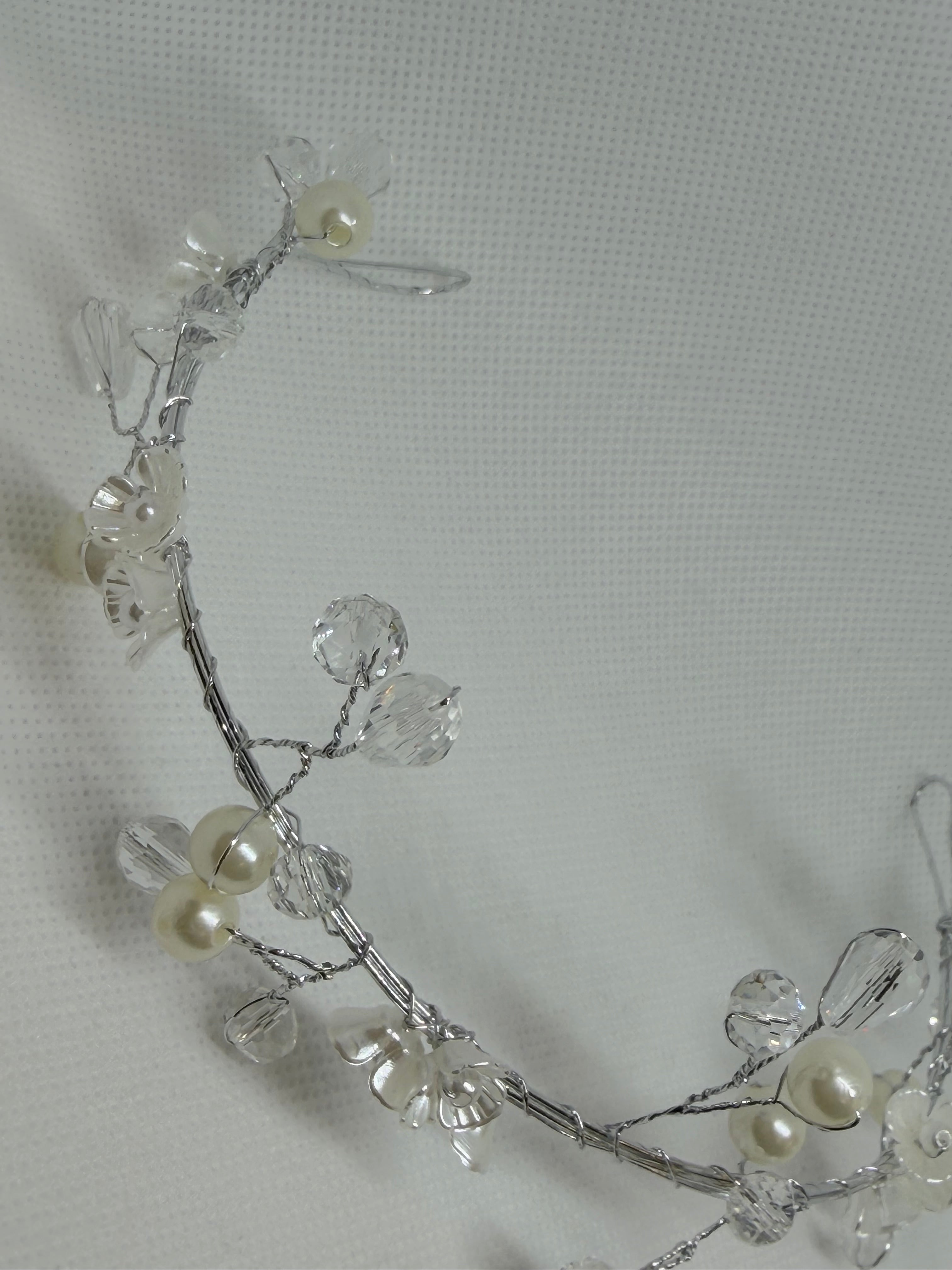 Tiara Lirio: Tocado ideal para complementar cualquier Look