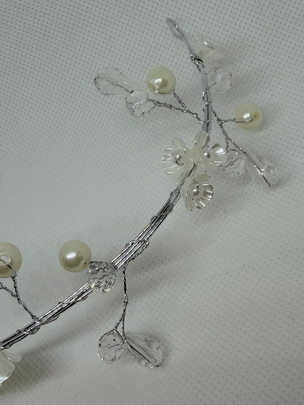 Tiara Lirio: Tocado ideal para complementar cualquier Look