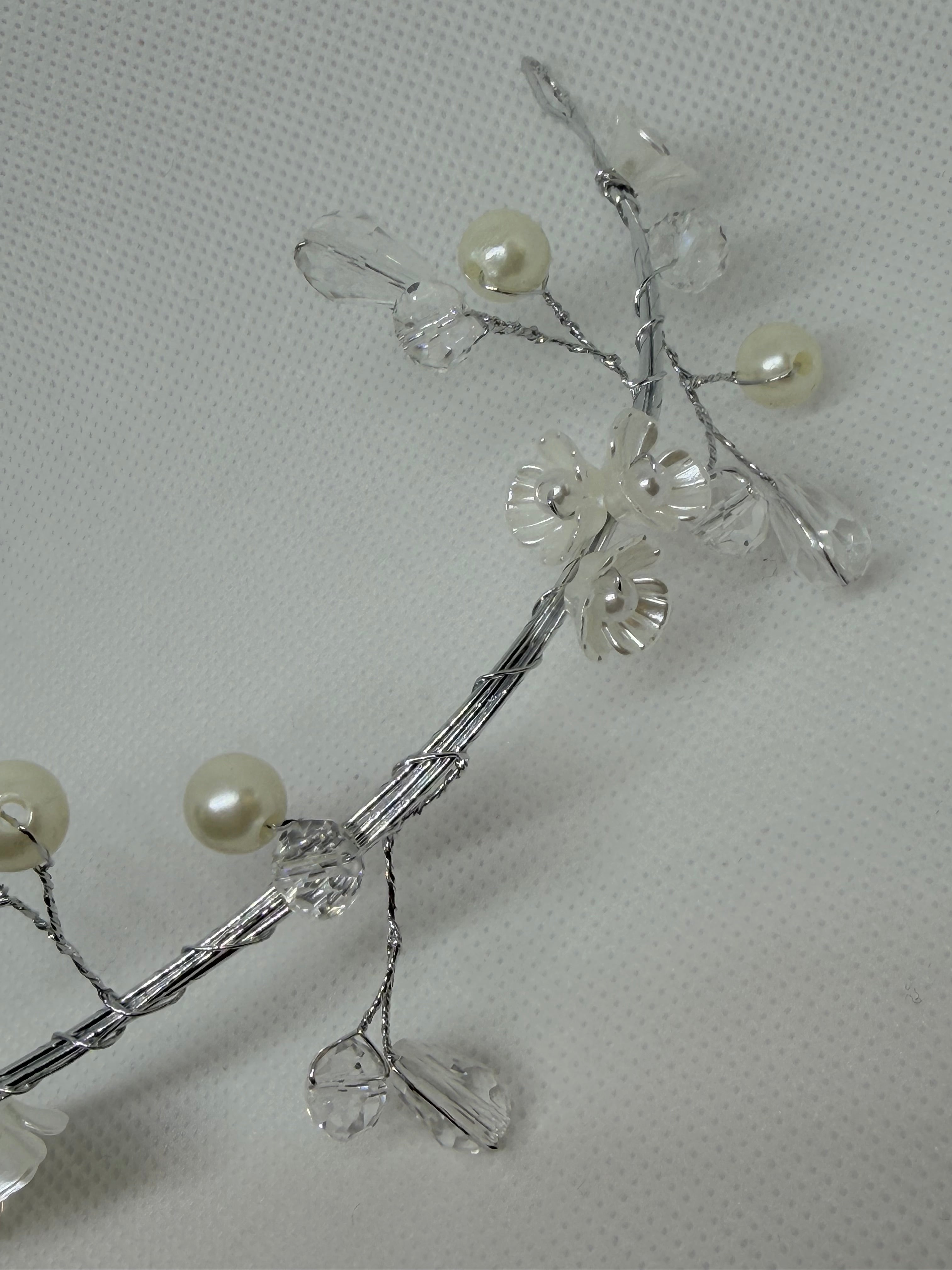 Tiara Lirio: Tocado ideal para complementar cualquier Look