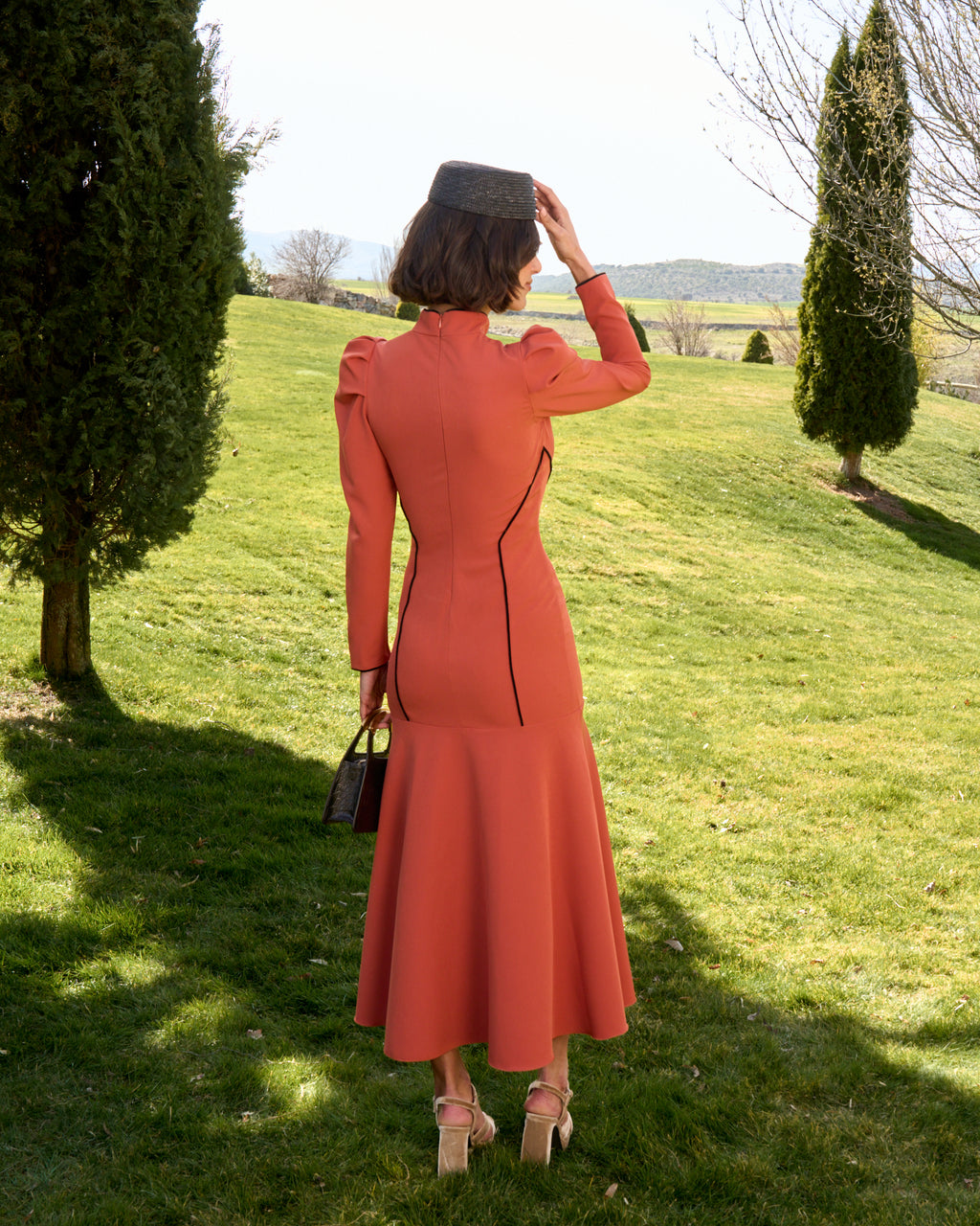 Vestido Alejandrita: Vestido con Movimiento Marcando Elegancia.